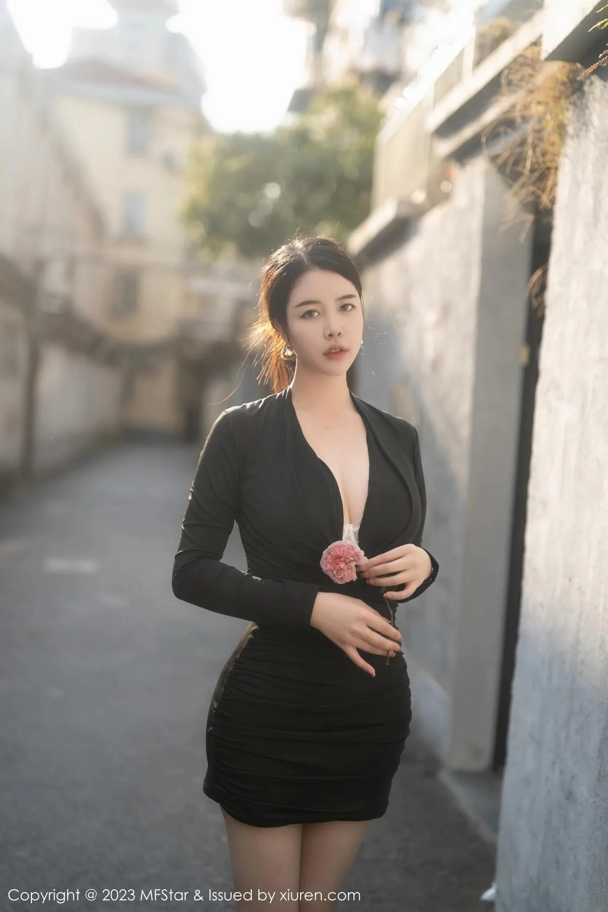 樱桃小犊子性感黑色低胸服配超薄黑丝秀丰腴身姿绝美写真 第 26 张
