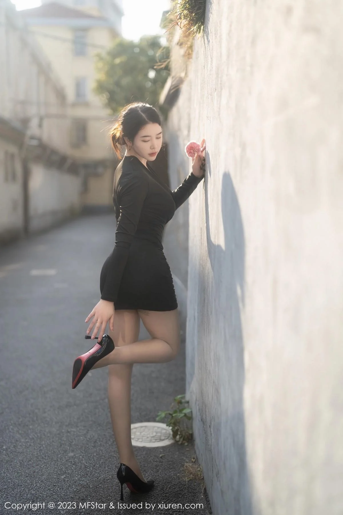 樱桃小犊子性感黑色低胸服配超薄黑丝秀丰腴身姿绝美写真 第 29 张