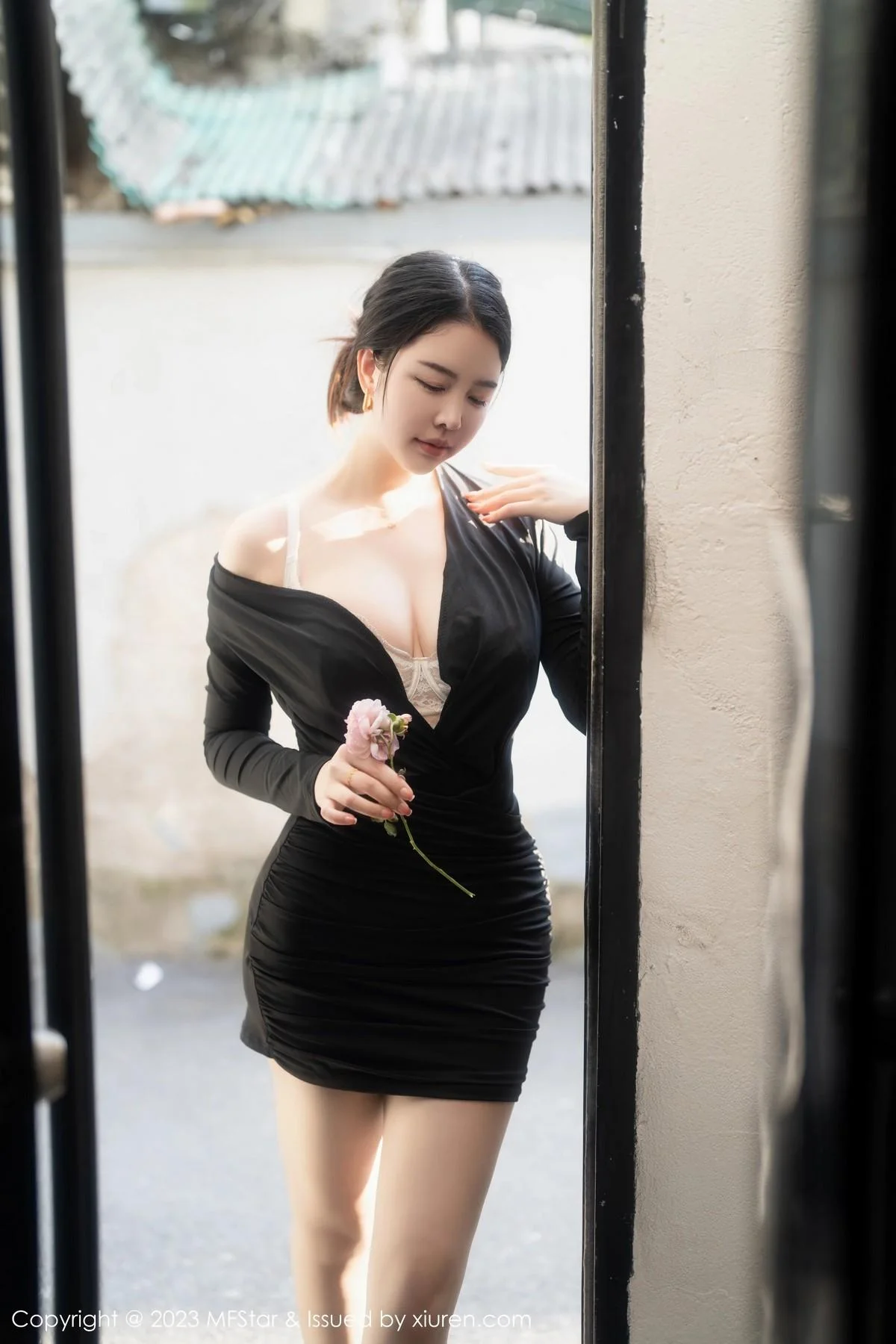 樱桃小犊子性感黑色低胸服配超薄黑丝秀丰腴身姿绝美写真 第 31 张