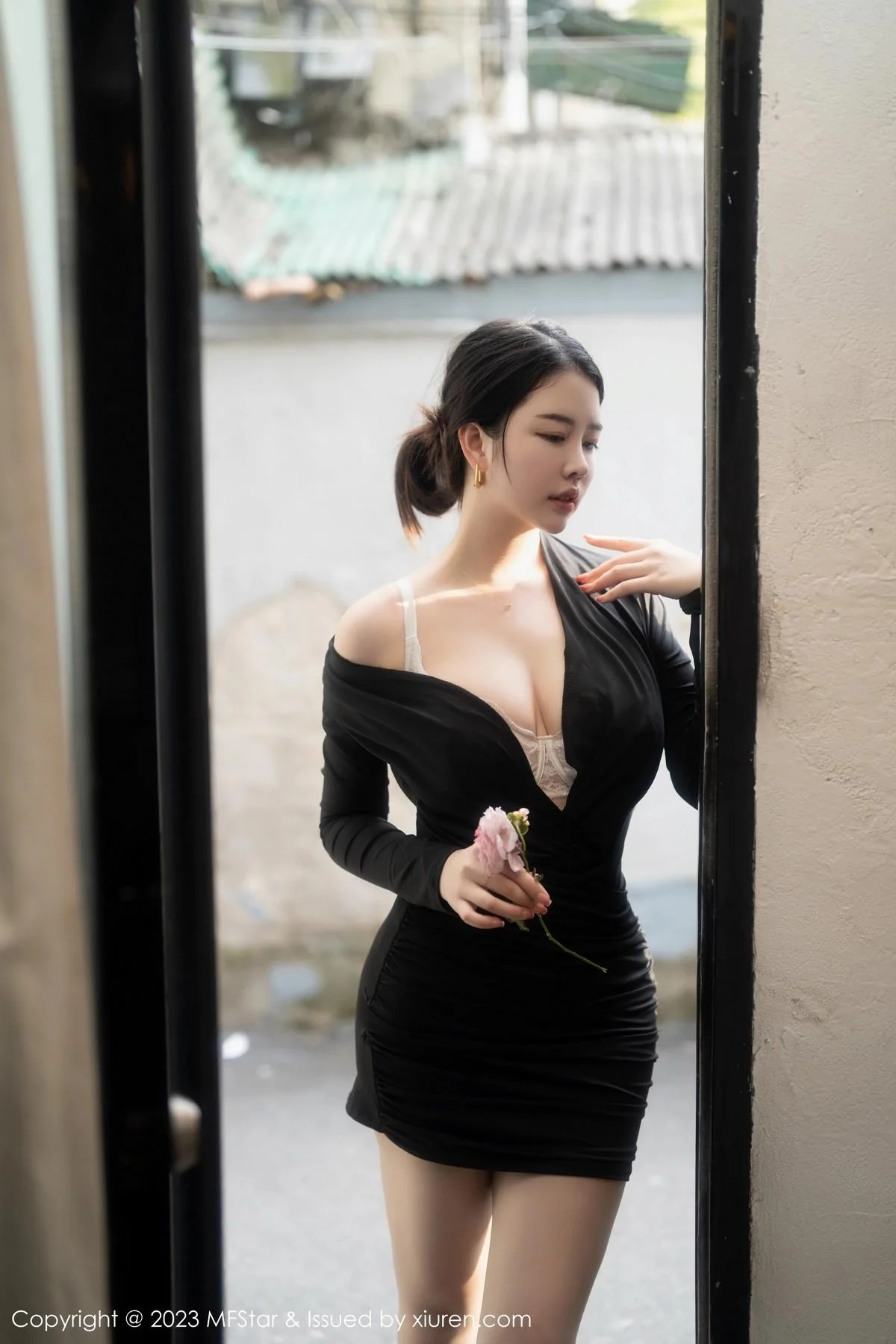 樱桃小犊子性感黑色低胸服配超薄黑丝秀丰腴身姿绝美写真 第 34 张
