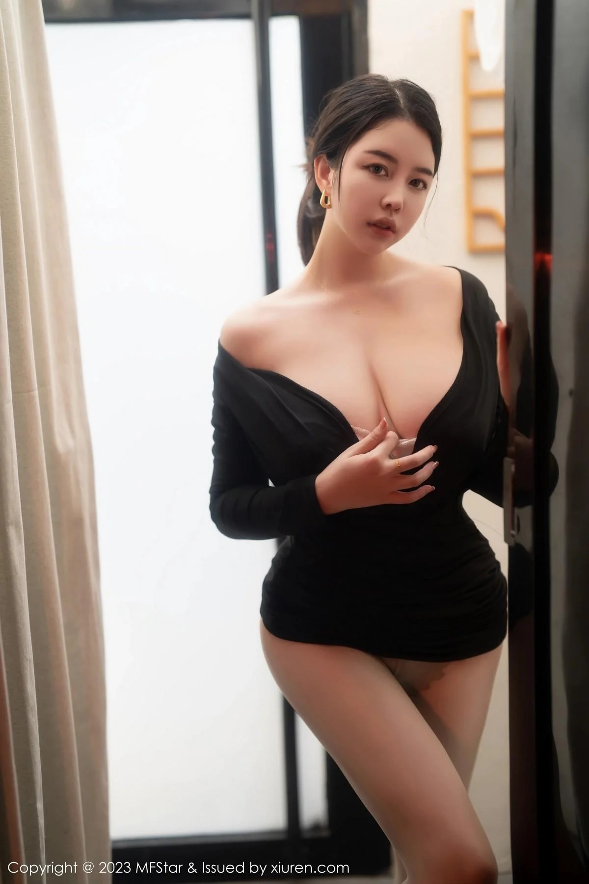 樱桃小犊子性感黑色低胸服配超薄黑丝秀丰腴身姿绝美写真 第 39 张