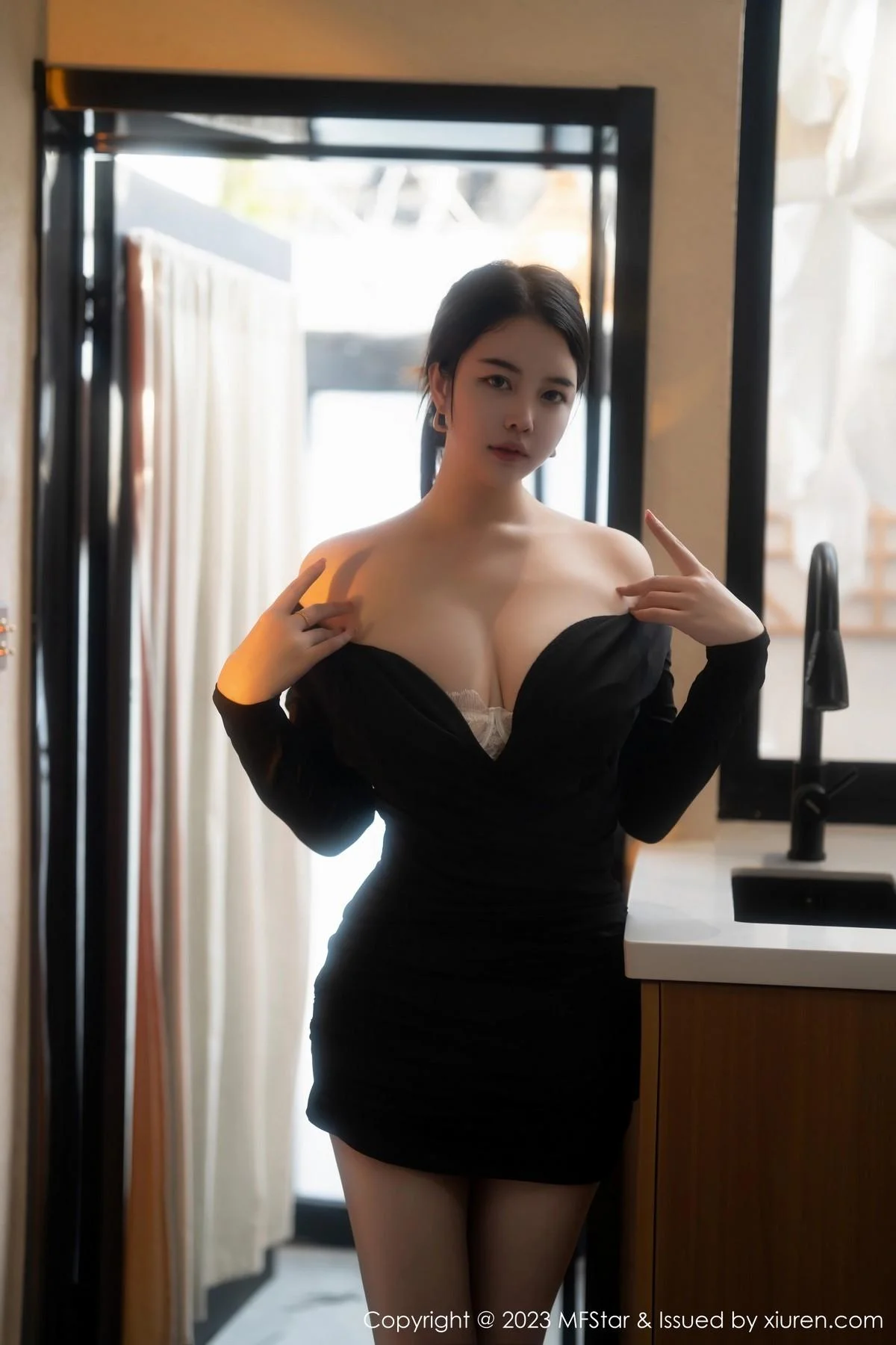 樱桃小犊子性感黑色低胸服配超薄黑丝秀丰腴身姿绝美写真 第 44 张