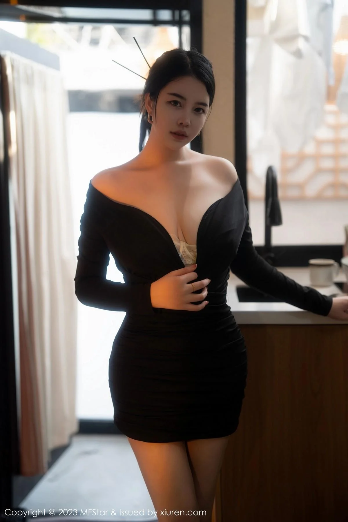 樱桃小犊子性感黑色低胸服配超薄黑丝秀丰腴身姿绝美写真 第 45 张