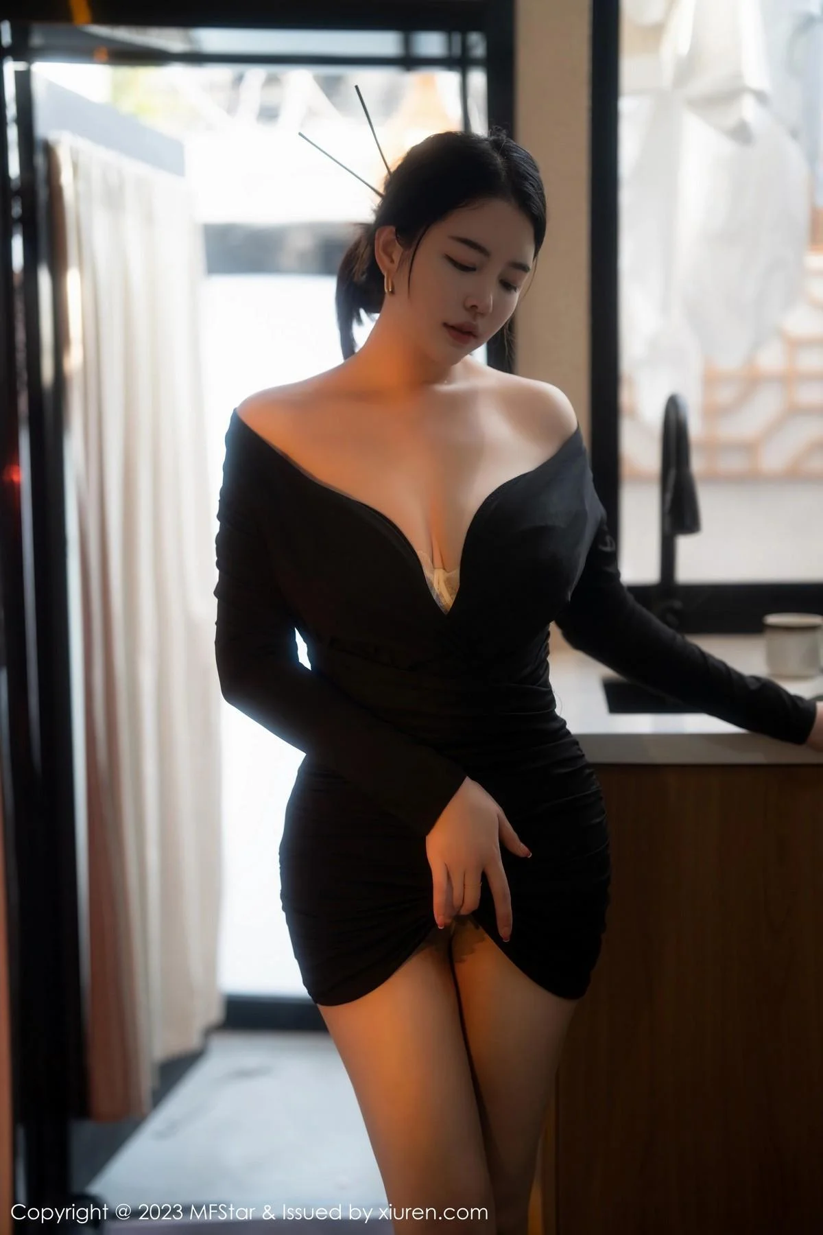 樱桃小犊子性感黑色低胸服配超薄黑丝秀丰腴身姿绝美写真 第 48 张