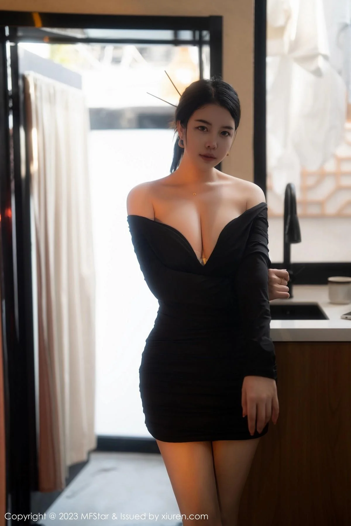 樱桃小犊子性感黑色低胸服配超薄黑丝秀丰腴身姿绝美写真 第 49 张