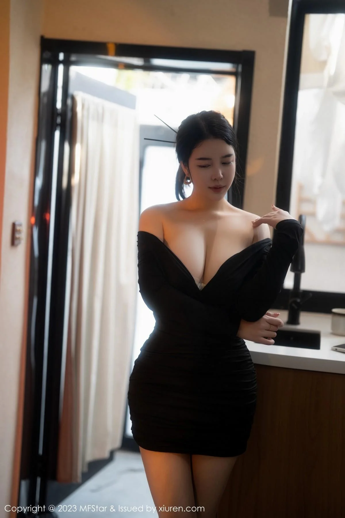 樱桃小犊子性感黑色低胸服配超薄黑丝秀丰腴身姿绝美写真 第 51 张
