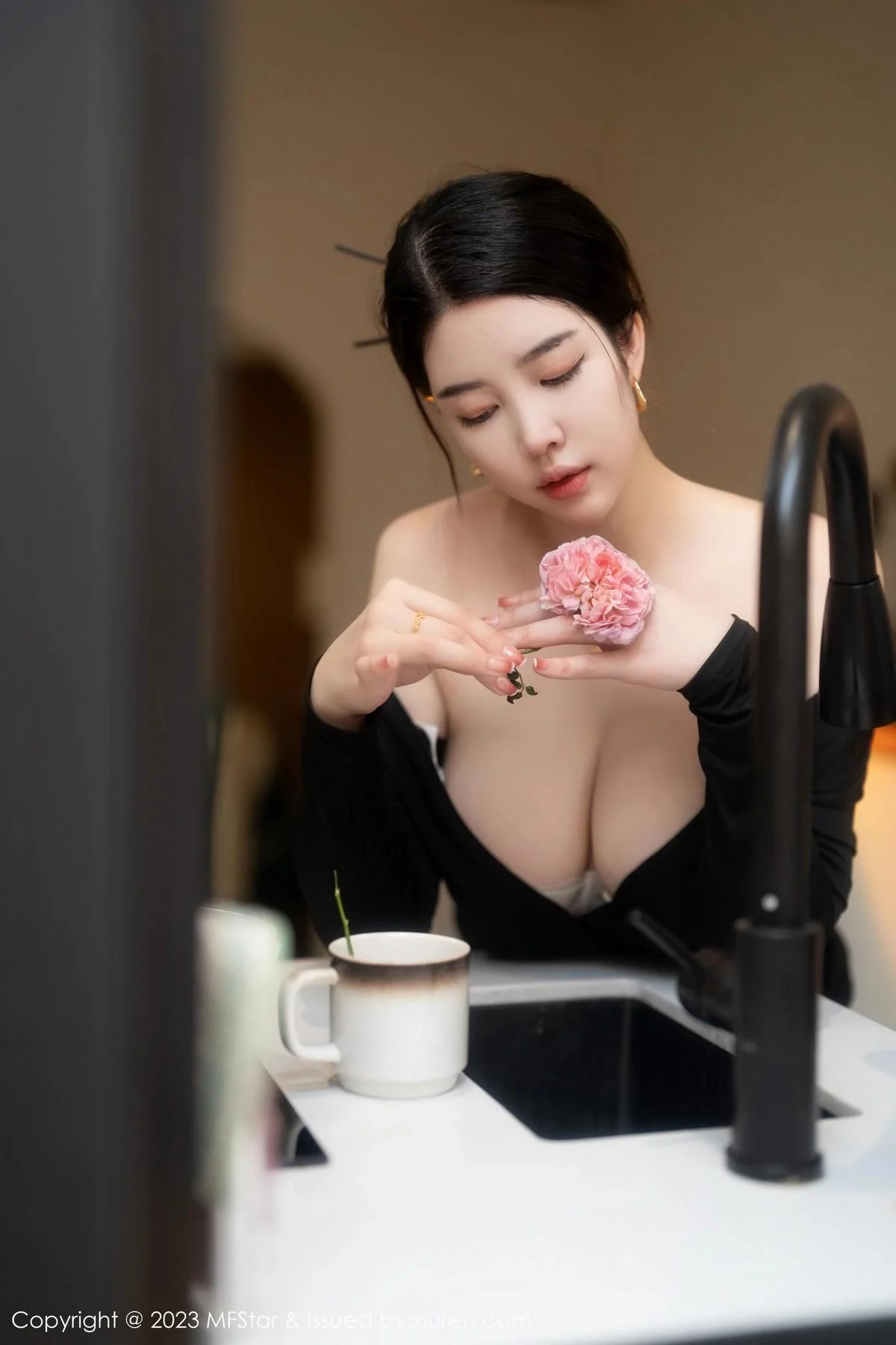 樱桃小犊子性感黑色低胸服配超薄黑丝秀丰腴身姿绝美写真 第 59 张