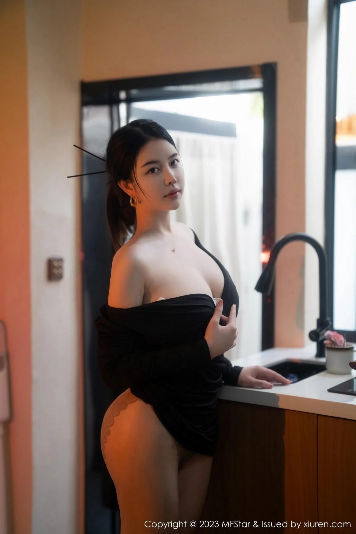 樱桃小犊子性感黑色低胸服配超薄黑丝秀丰腴身姿绝美写真 第 61 张