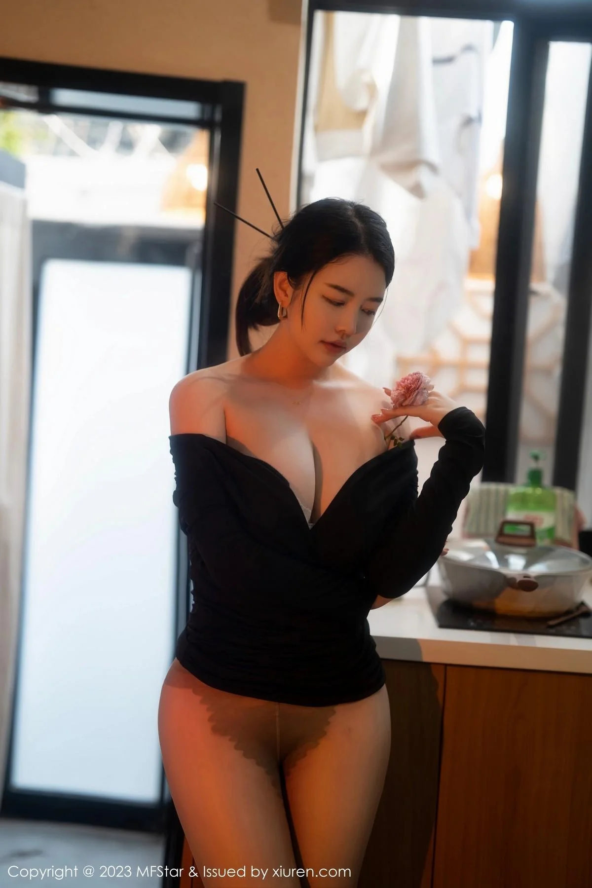 樱桃小犊子性感黑色低胸服配超薄黑丝秀丰腴身姿绝美写真 第 70 张