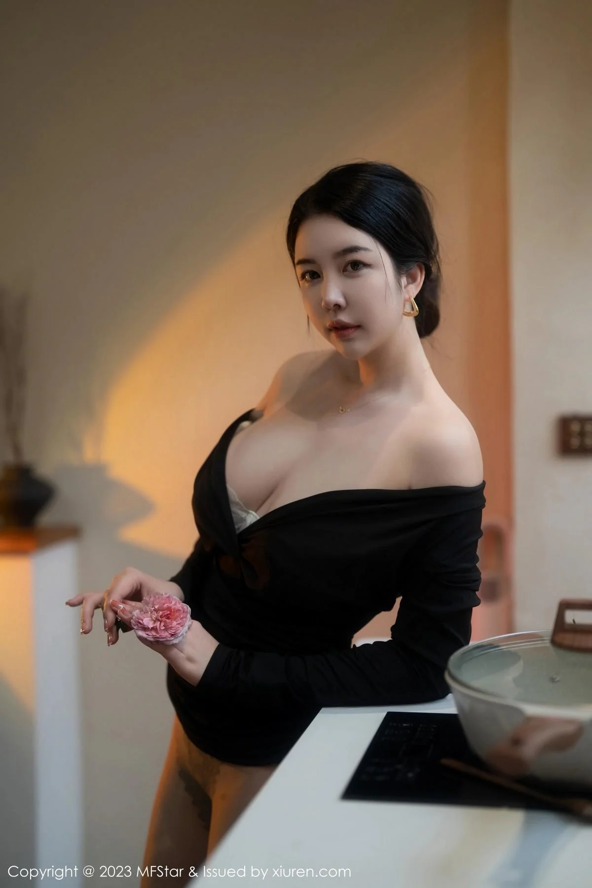 樱桃小犊子性感黑色低胸服配超薄黑丝秀丰腴身姿绝美写真 第 74 张