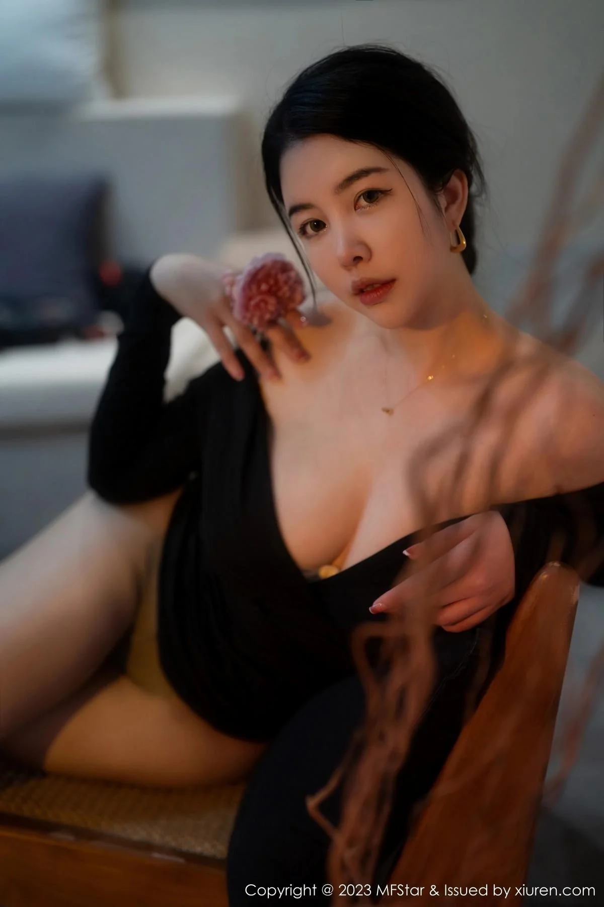 樱桃小犊子性感黑色低胸服配超薄黑丝秀丰腴身姿绝美写真 第 85 张