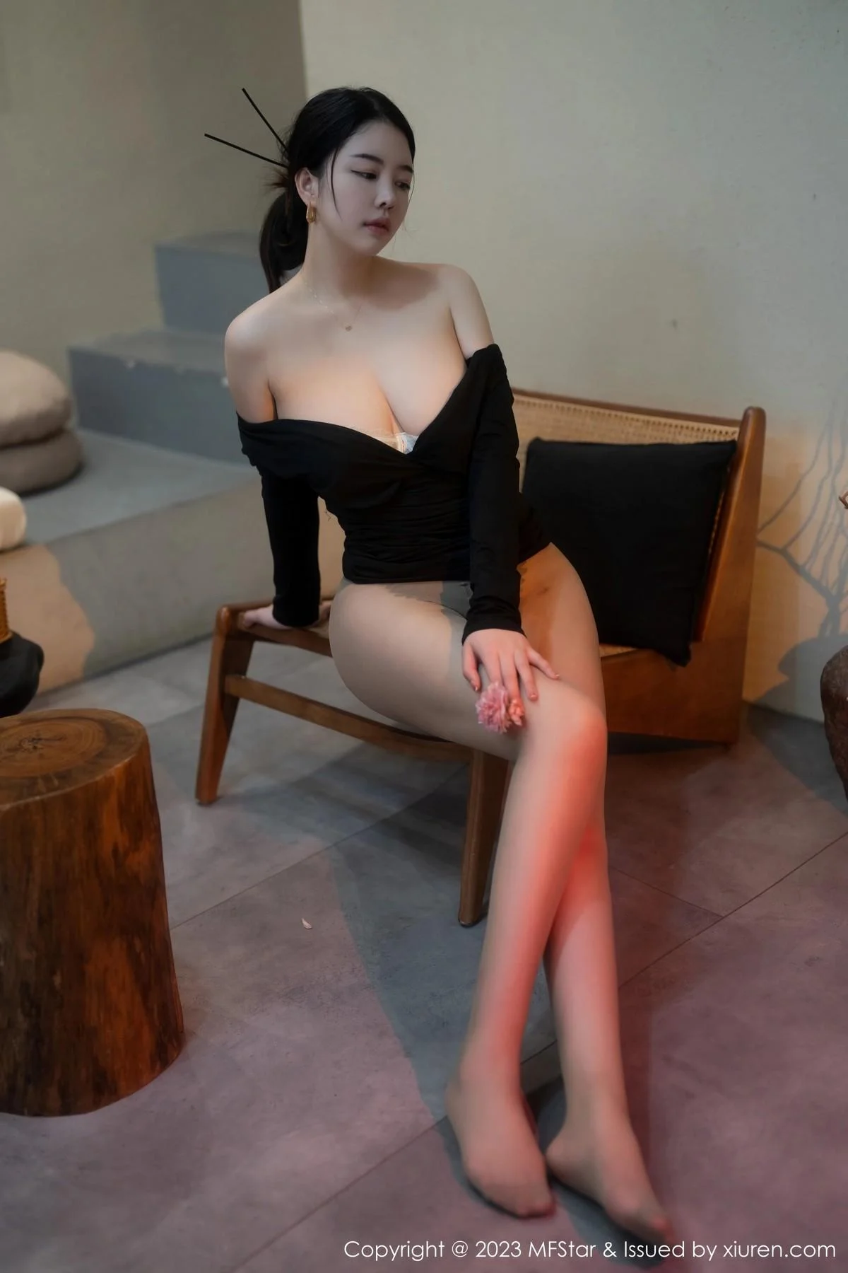 樱桃小犊子性感黑色低胸服配超薄黑丝秀丰腴身姿绝美写真 第 95 张
