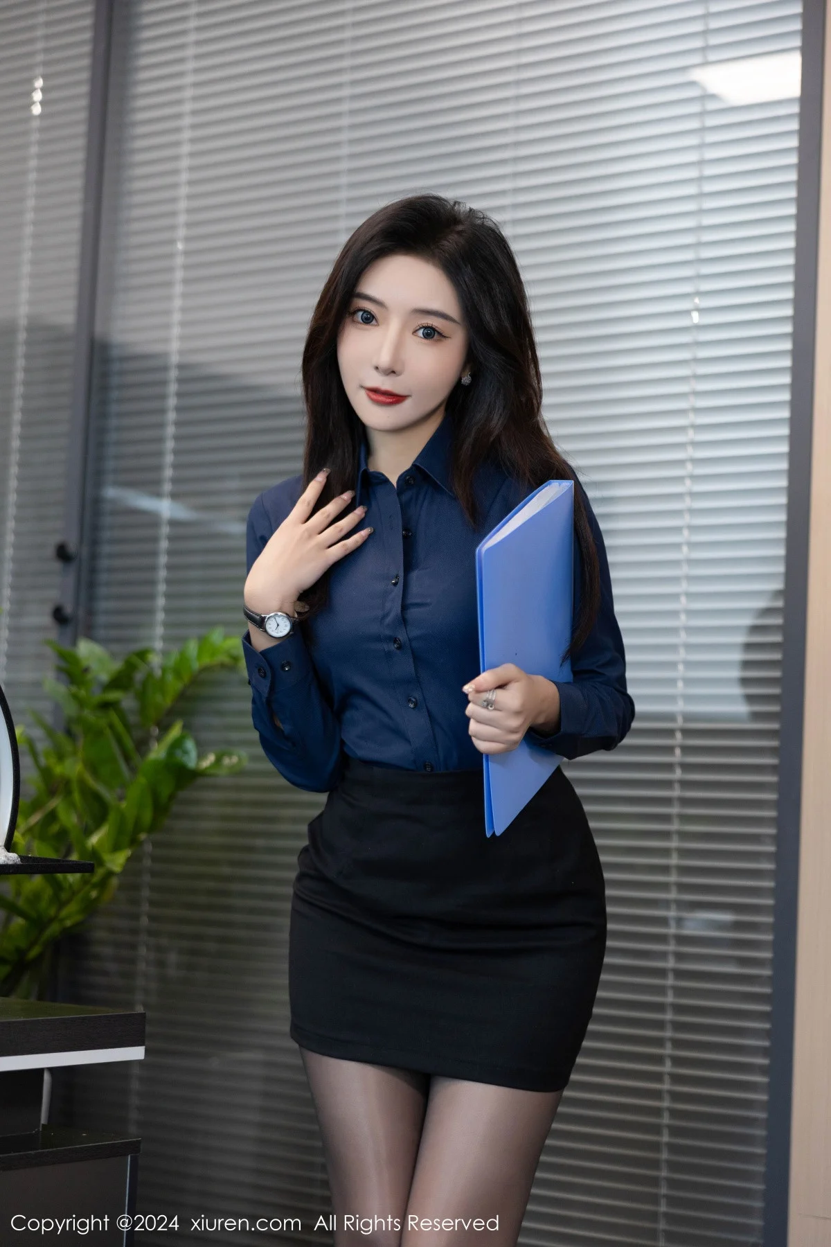 王馨瑶yanni性感Ol深色服饰配开档黑丝秀完美身材绝美写真 第 1 张