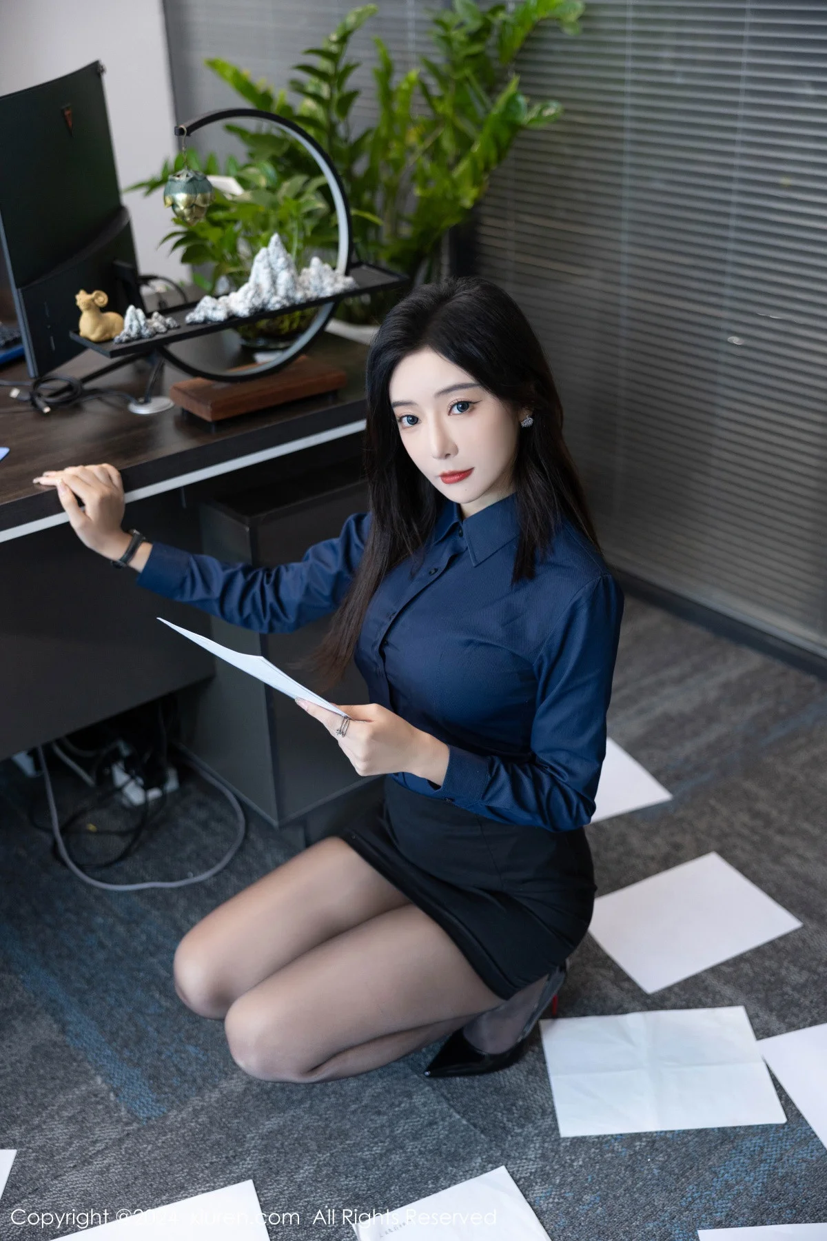 王馨瑶yanni性感Ol深色服饰配开档黑丝秀完美身材绝美写真 第 16 张