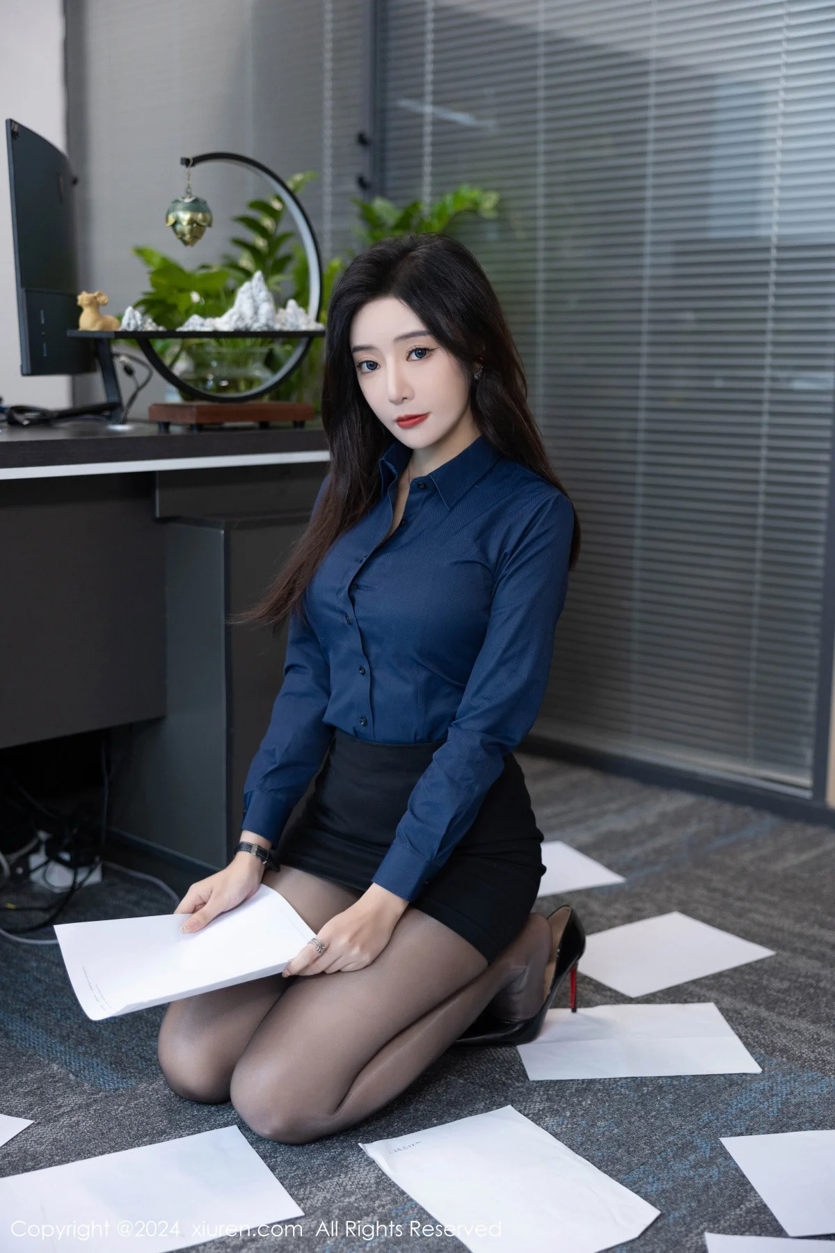王馨瑶yanni性感Ol深色服饰配开档黑丝秀完美身材绝美写真 第 29 张