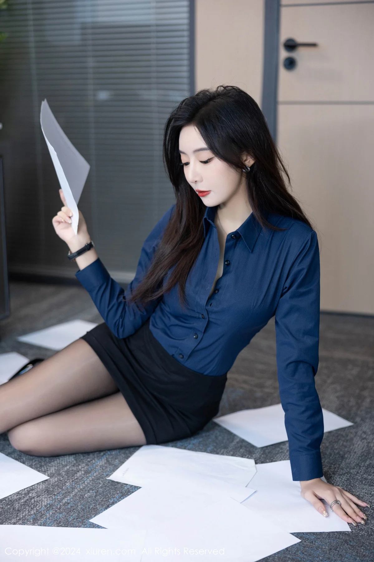 王馨瑶yanni性感Ol深色服饰配开档黑丝秀完美身材绝美写真 第 32 张
