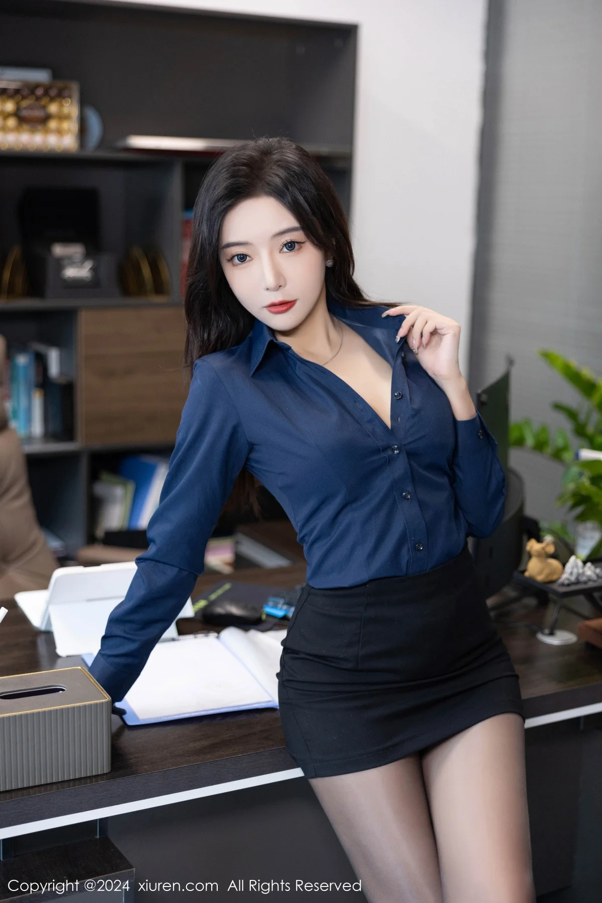 王馨瑶yanni性感Ol深色服饰配开档黑丝秀完美身材绝美写真 第 50 张