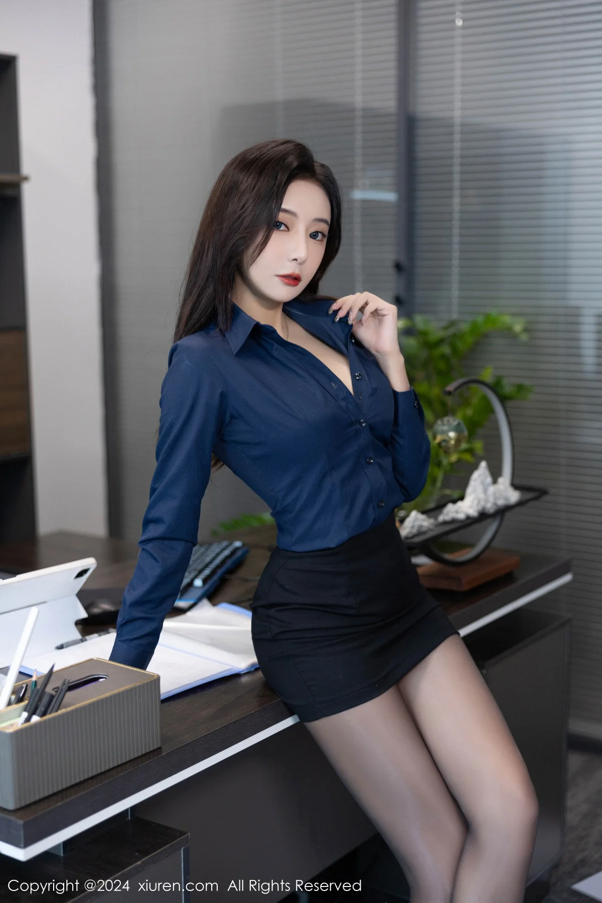 王馨瑶yanni性感Ol深色服饰配开档黑丝秀完美身材绝美写真 第 52 张
