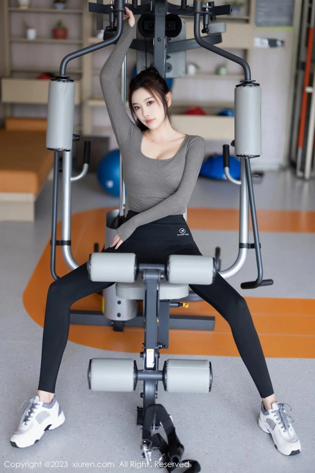 杨晨晨Yome灰色上衣配黑色瑜伽裤秀丰腴身材迷人绝美写真 第 11 张
