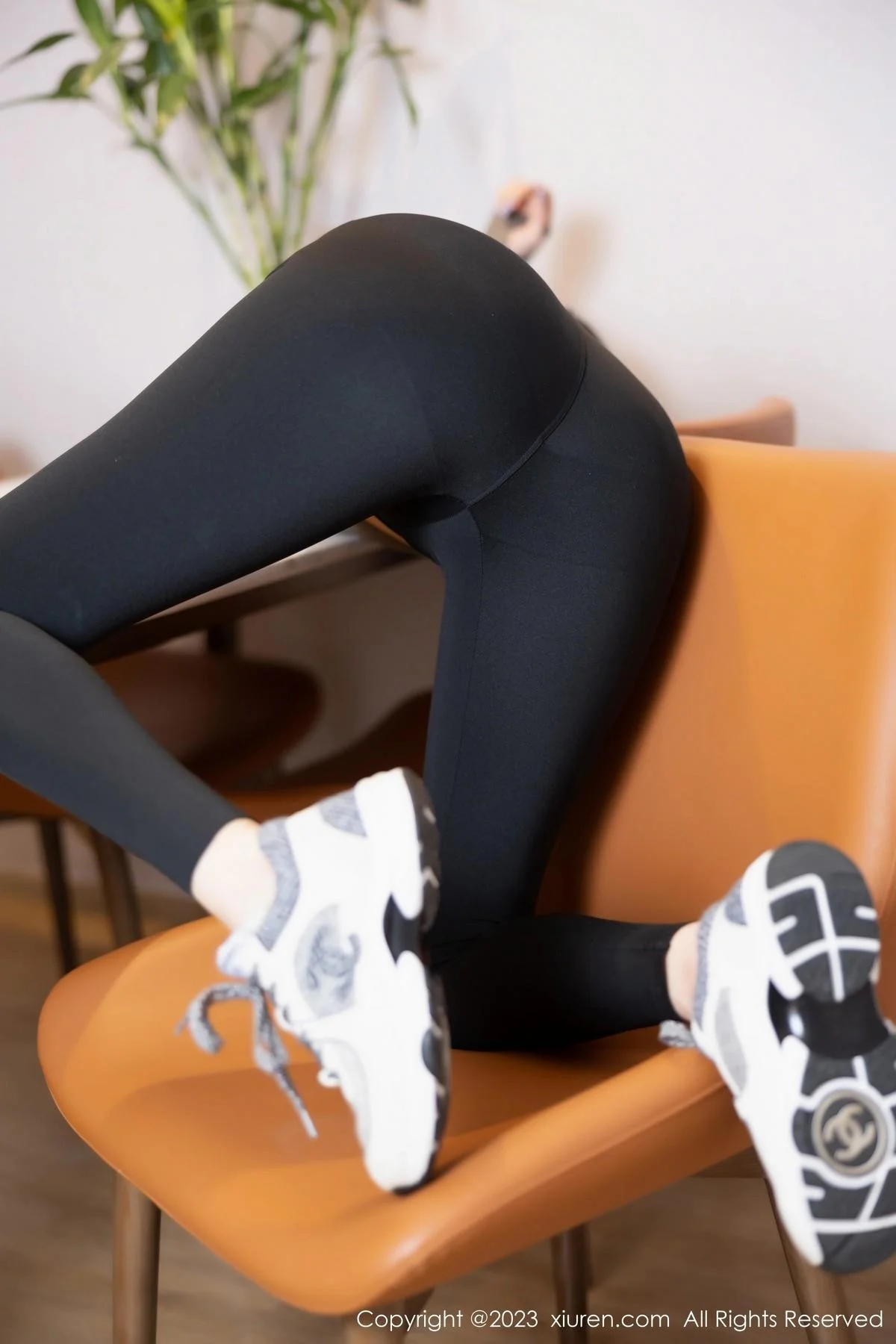 杨晨晨Yome灰色上衣配黑色瑜伽裤秀丰腴身材迷人绝美写真 第 22 张