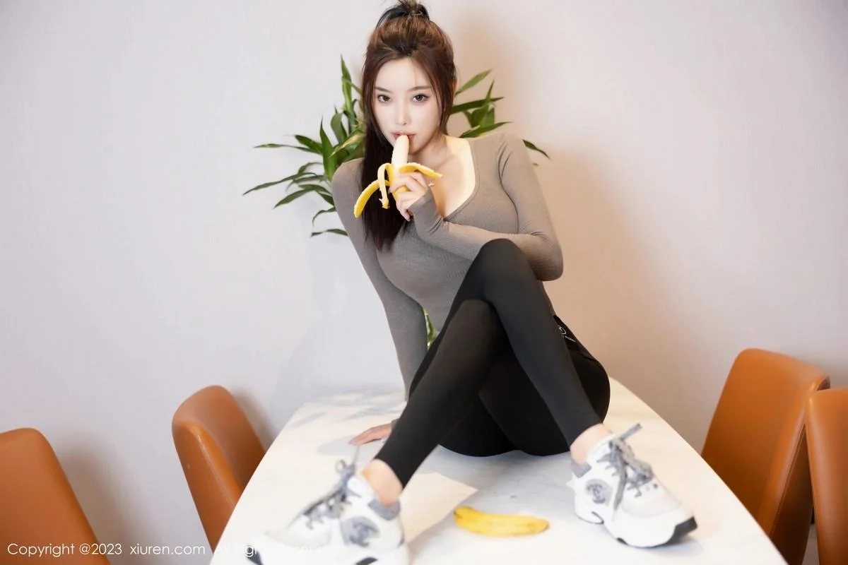 杨晨晨Yome灰色上衣配黑色瑜伽裤秀丰腴身材迷人绝美写真 第 23 张