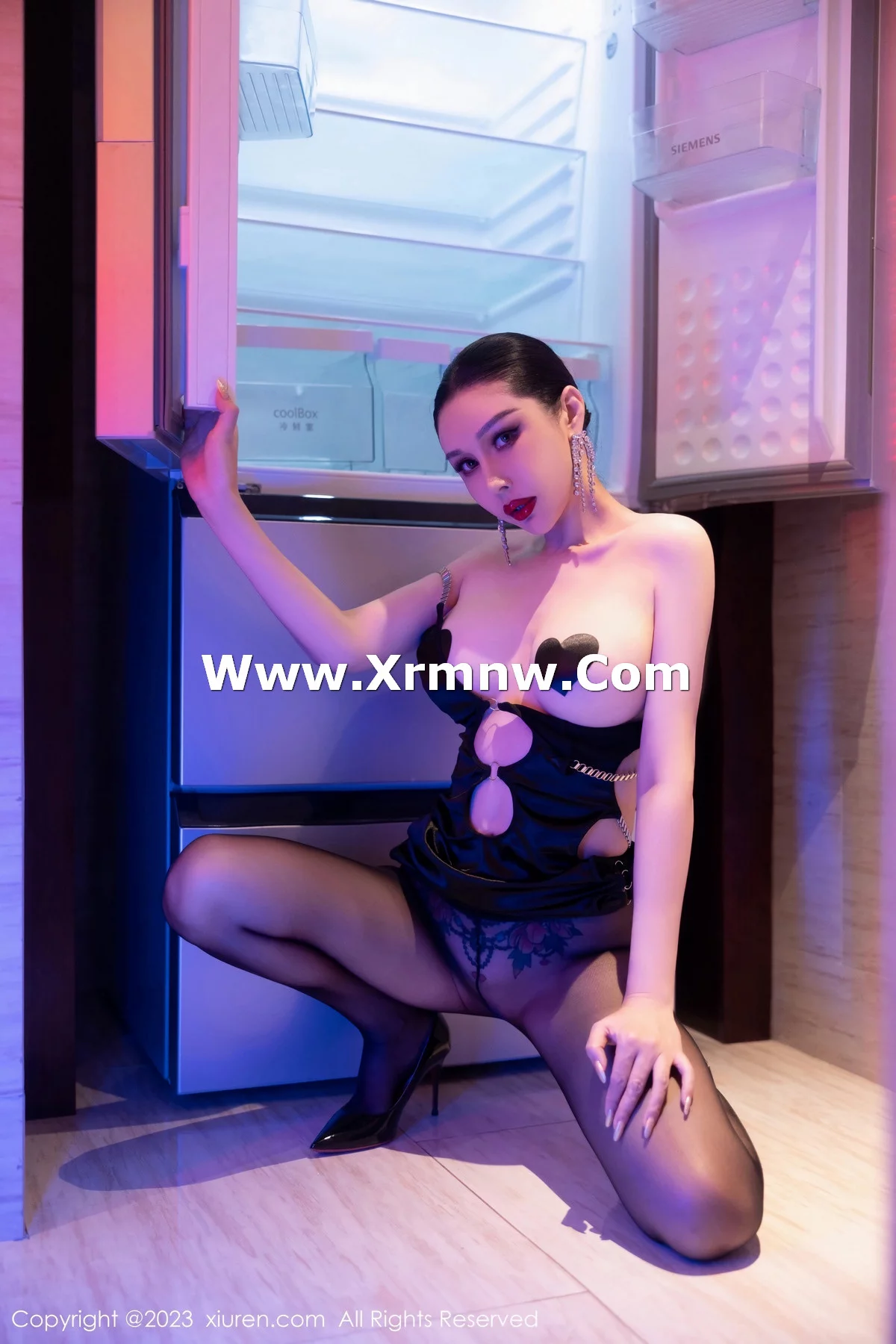 田冰冰私房半脱性感黑色情趣服饰露豪乳遮点极致绝美写真 第 42 张