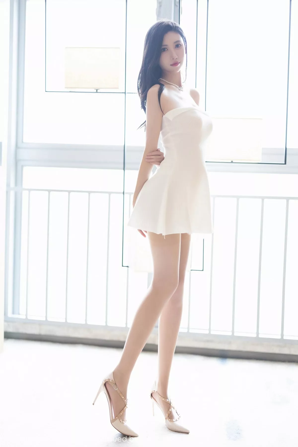 章芃芃性感白色连衣短裙露链式情趣内衣秀火辣身材绝美写真 第 10 张