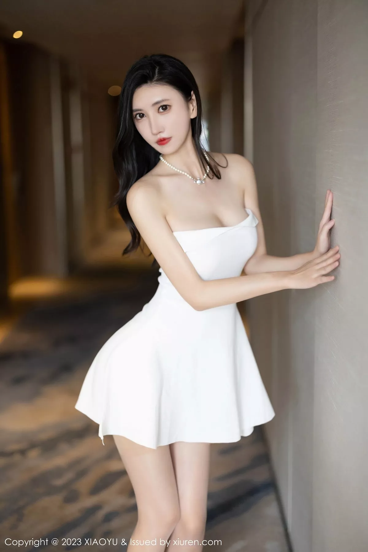 章芃芃性感白色连衣短裙露链式情趣内衣秀火辣身材绝美写真 第 3 张