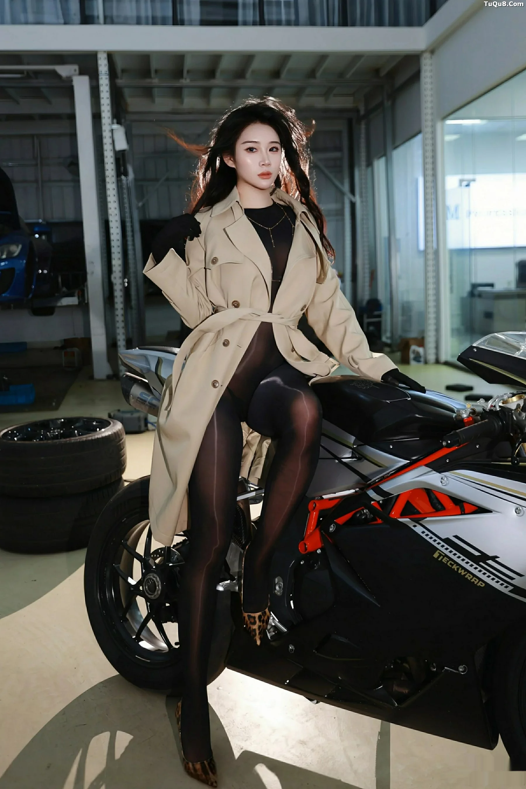 南乔性感杏色风衣露薄透连体黑丝秀完美身材惹火绝美写真 第 15 张