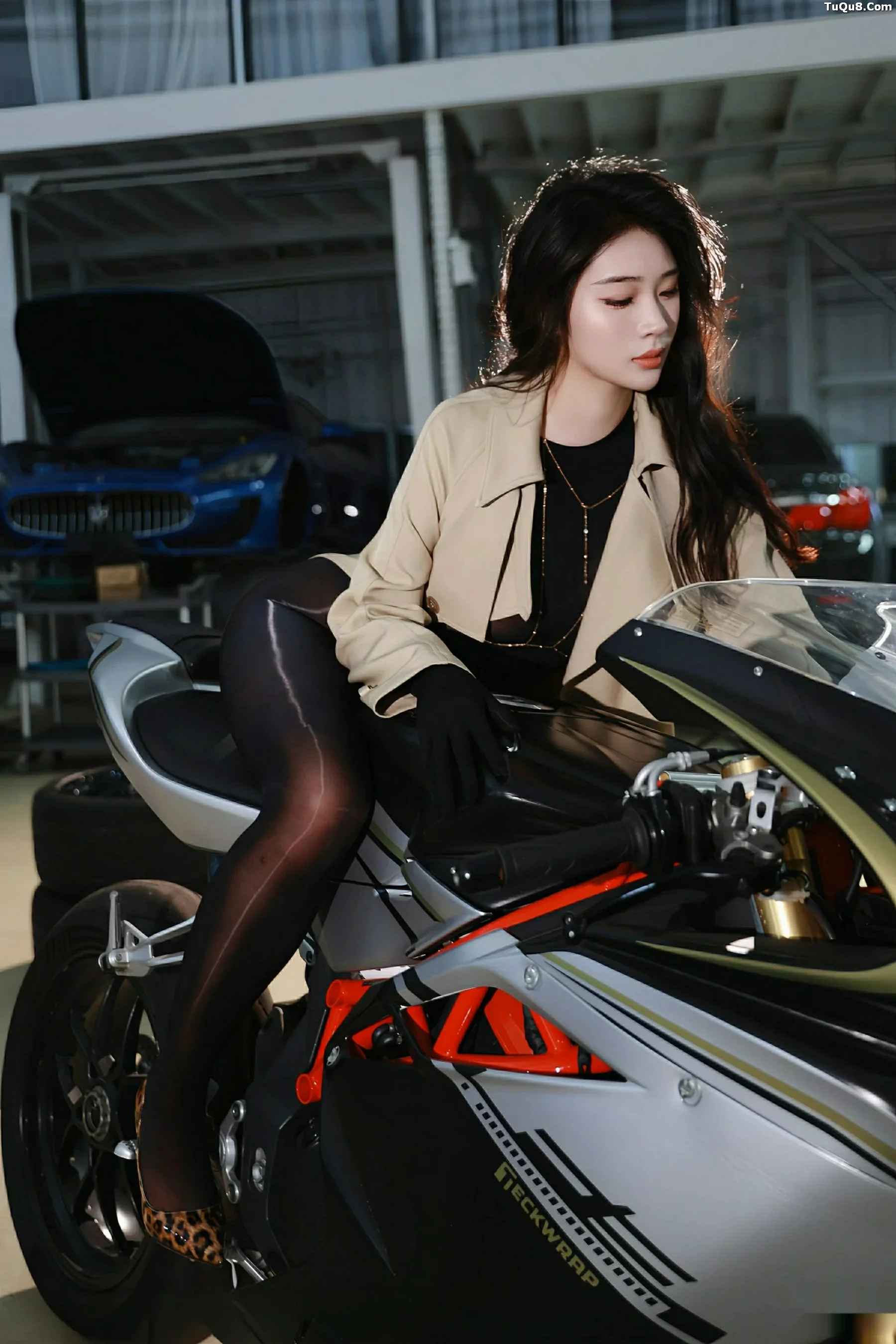 南乔性感杏色风衣露薄透连体黑丝秀完美身材惹火绝美写真 第 23 张