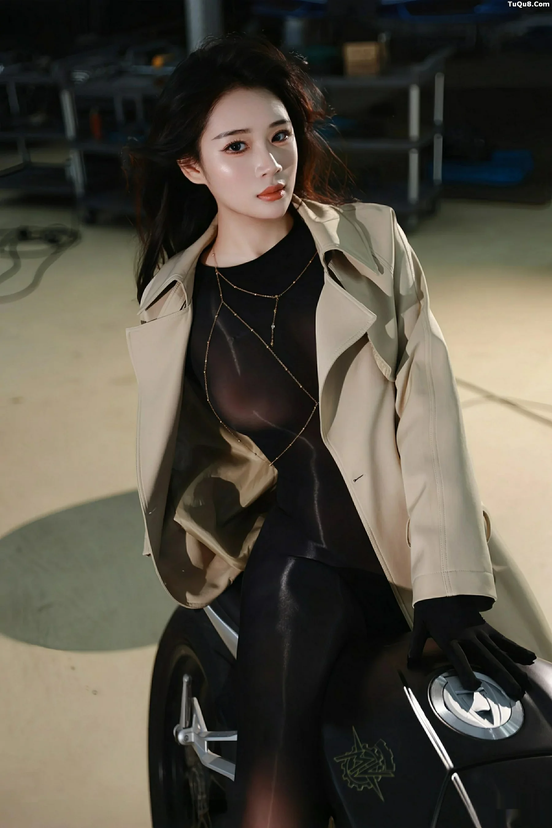 南乔性感杏色风衣露薄透连体黑丝秀完美身材惹火绝美写真 第 29 张