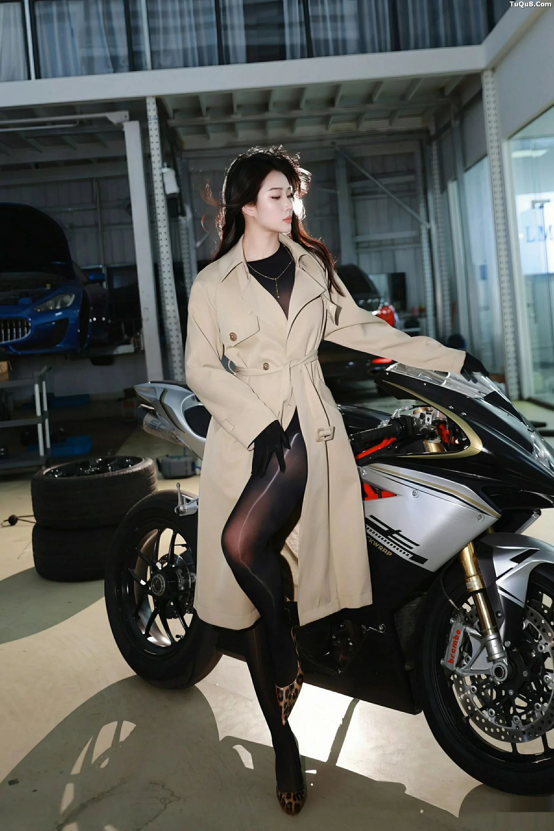 南乔性感杏色风衣露薄透连体黑丝秀完美身材惹火绝美写真 第 3 张