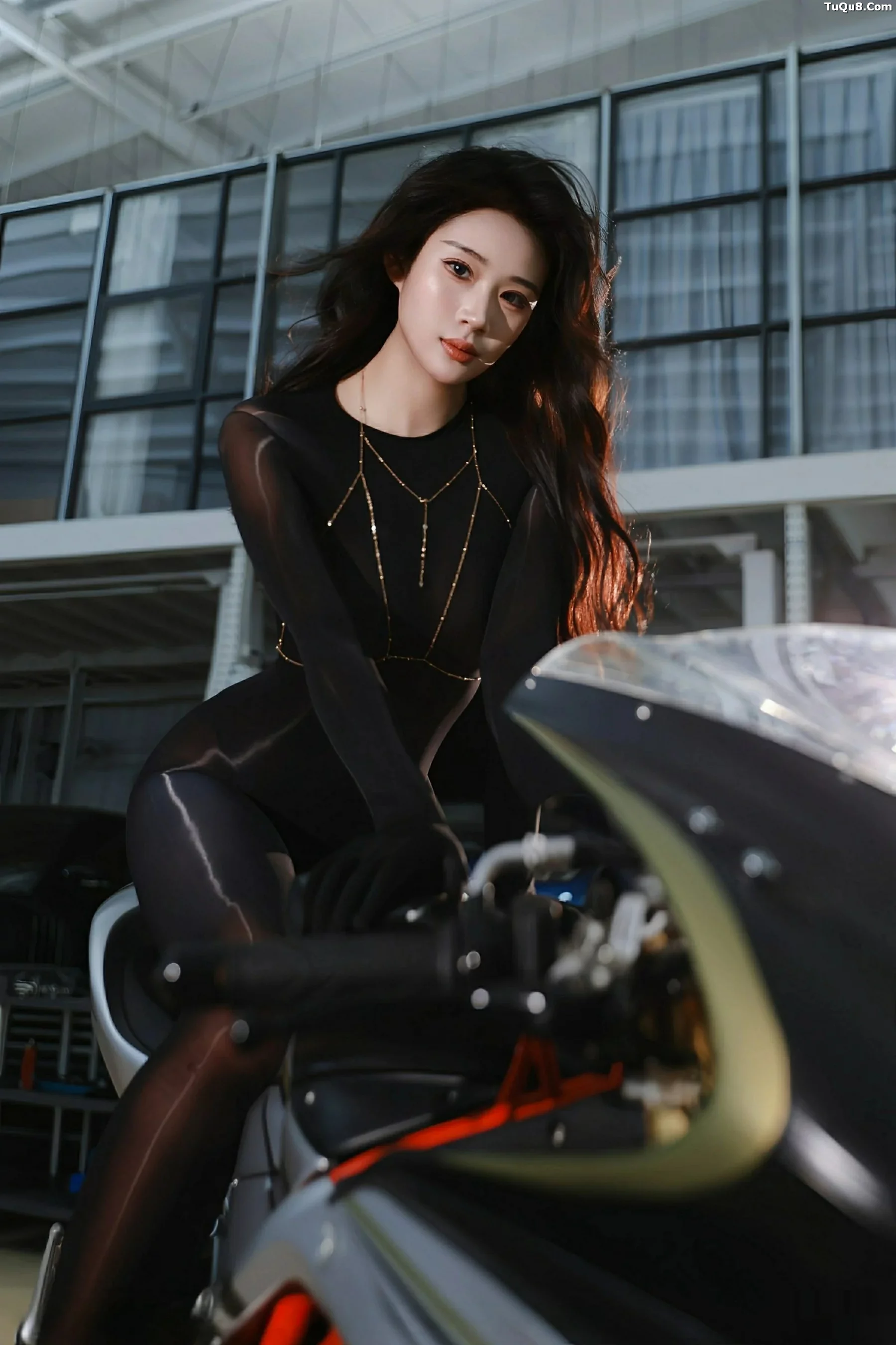 南乔性感杏色风衣露薄透连体黑丝秀完美身材惹火绝美写真 第 38 张