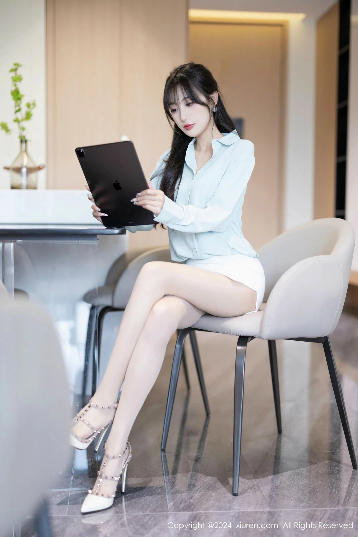 林星阑性感浅绿衬衫配白短裙露超薄肉丝秀曼妙身姿绝美写真 第 10 张