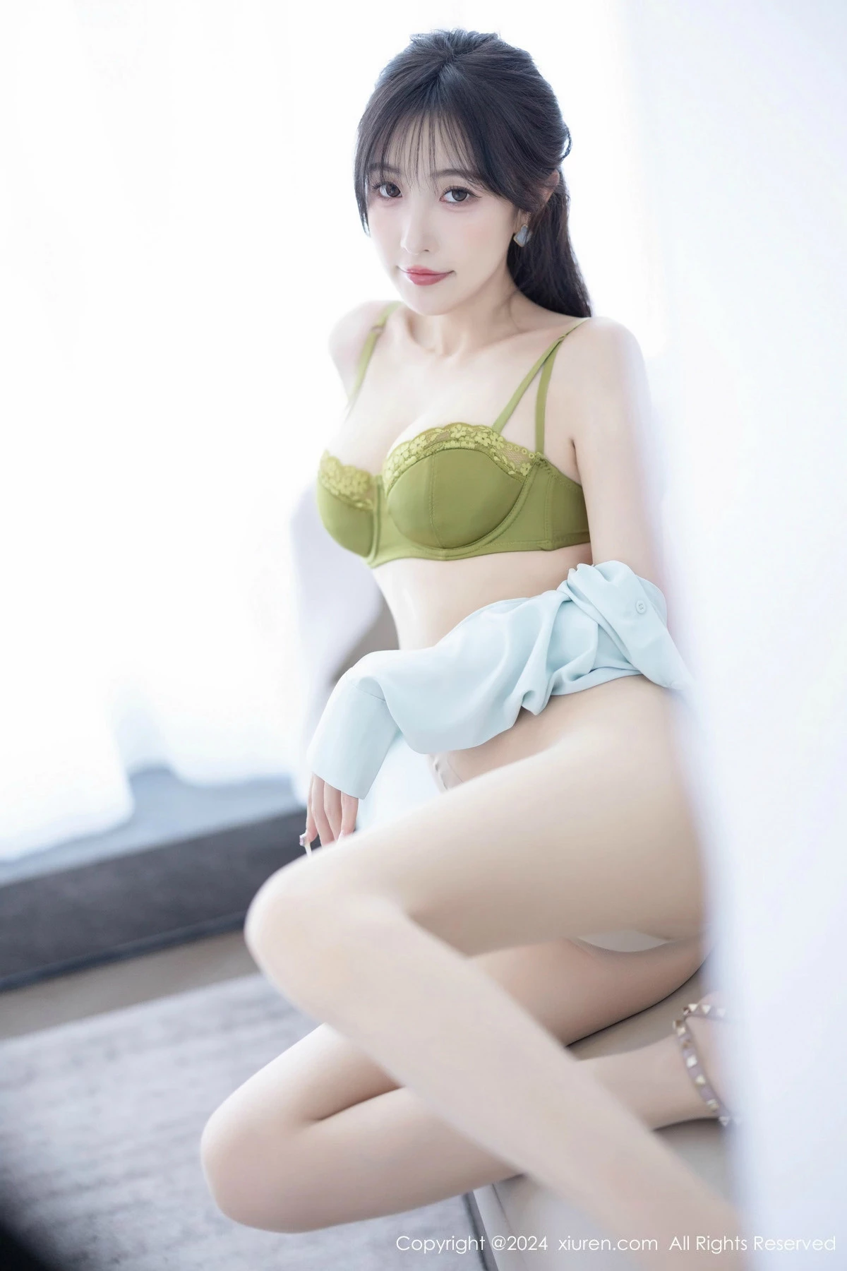 林星阑性感浅绿衬衫配白短裙露超薄肉丝秀曼妙身姿绝美写真 第 101 张