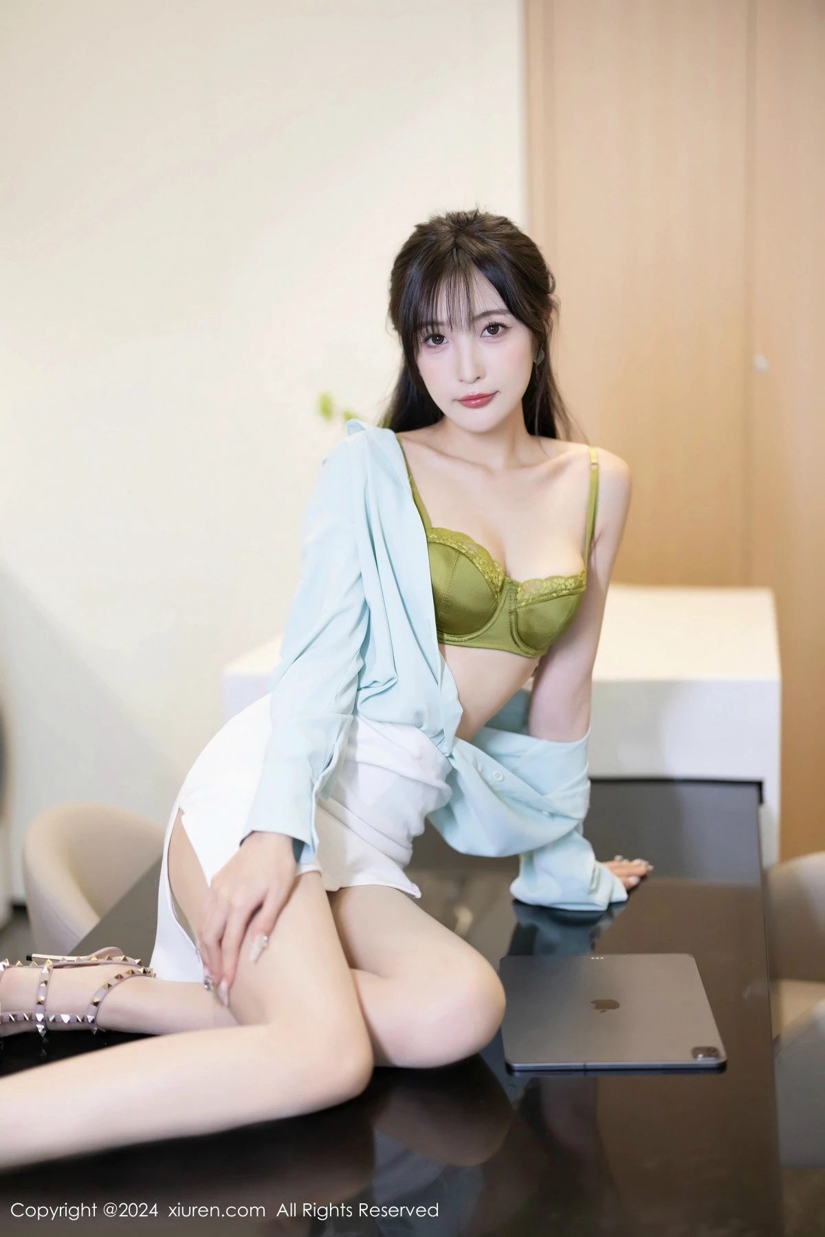 林星阑性感浅绿衬衫配白短裙露超薄肉丝秀曼妙身姿绝美写真 第 48 张