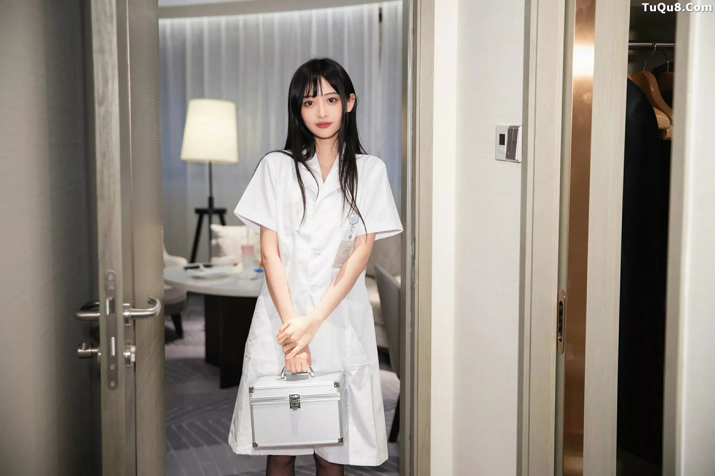 茂木希子性感白色护士服饰配超薄黑丝秀完美身材绝美写真 第 1 张