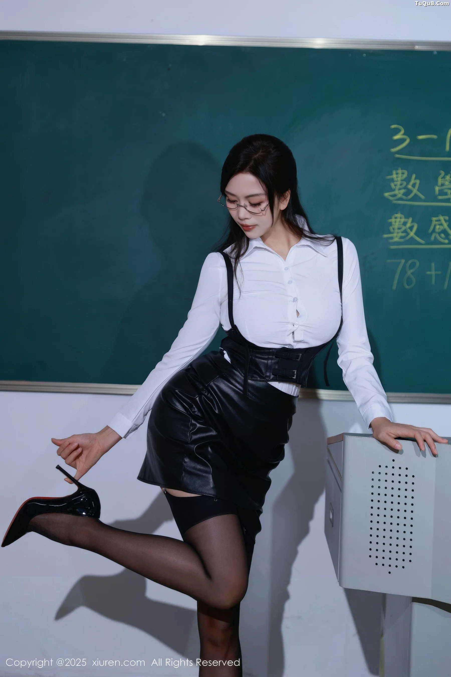 玫瑰我爱你性感白色衬衫配黑短裙露黑丝吊袜极致魅惑写真 第 10 张