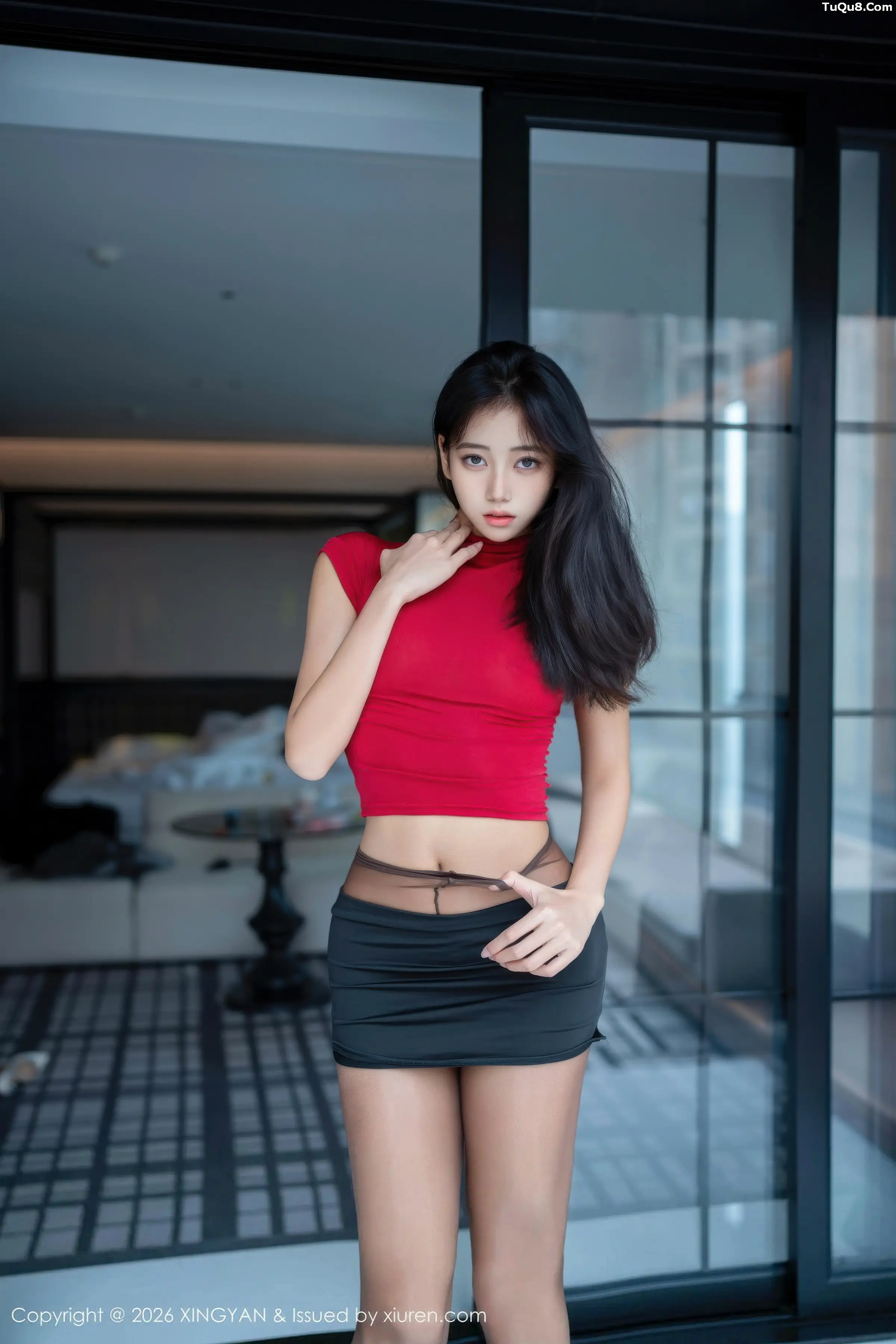 时安安性感红色T恤配黑短裙露超薄黑丝秀柔美身材绝美写真 第 2 张