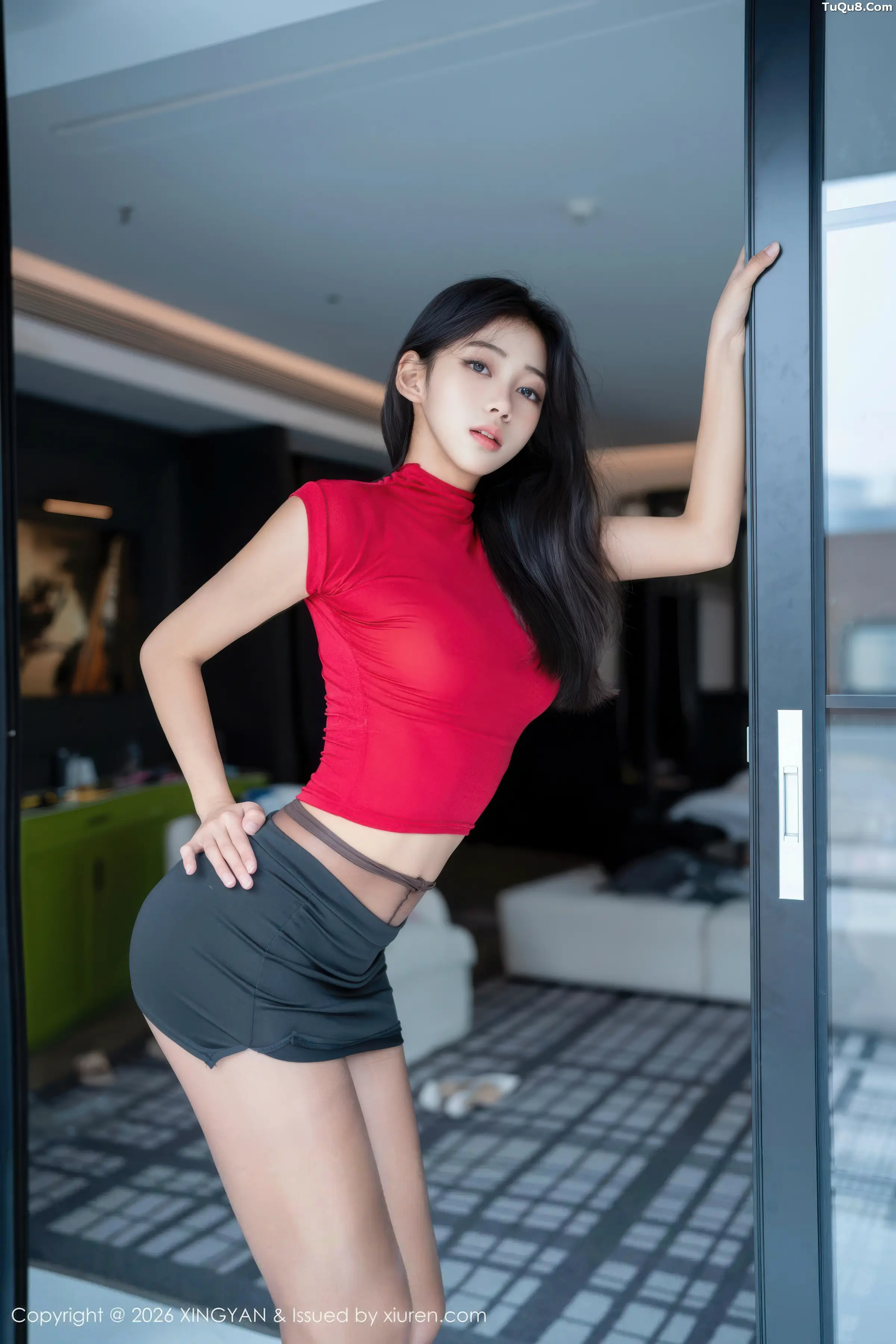 时安安性感红色T恤配黑短裙露超薄黑丝秀柔美身材绝美写真 第 5 张