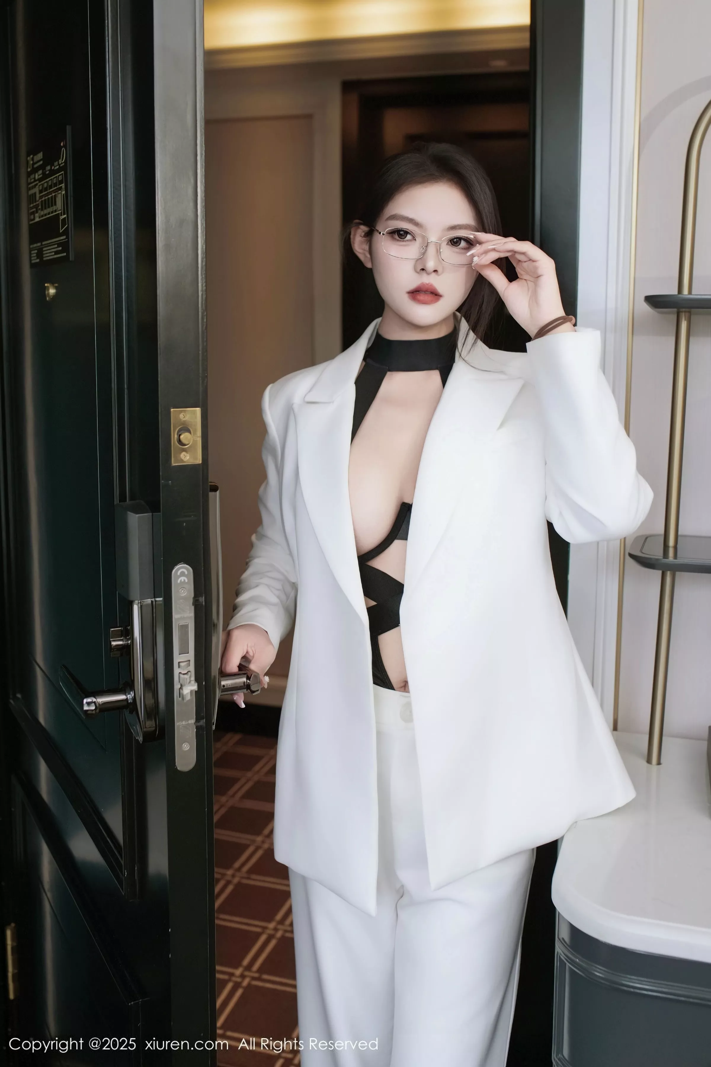 冬安白色西服露黑色情趣内衣配黑丝袜秀丰满身材绝美写真 第 1 张