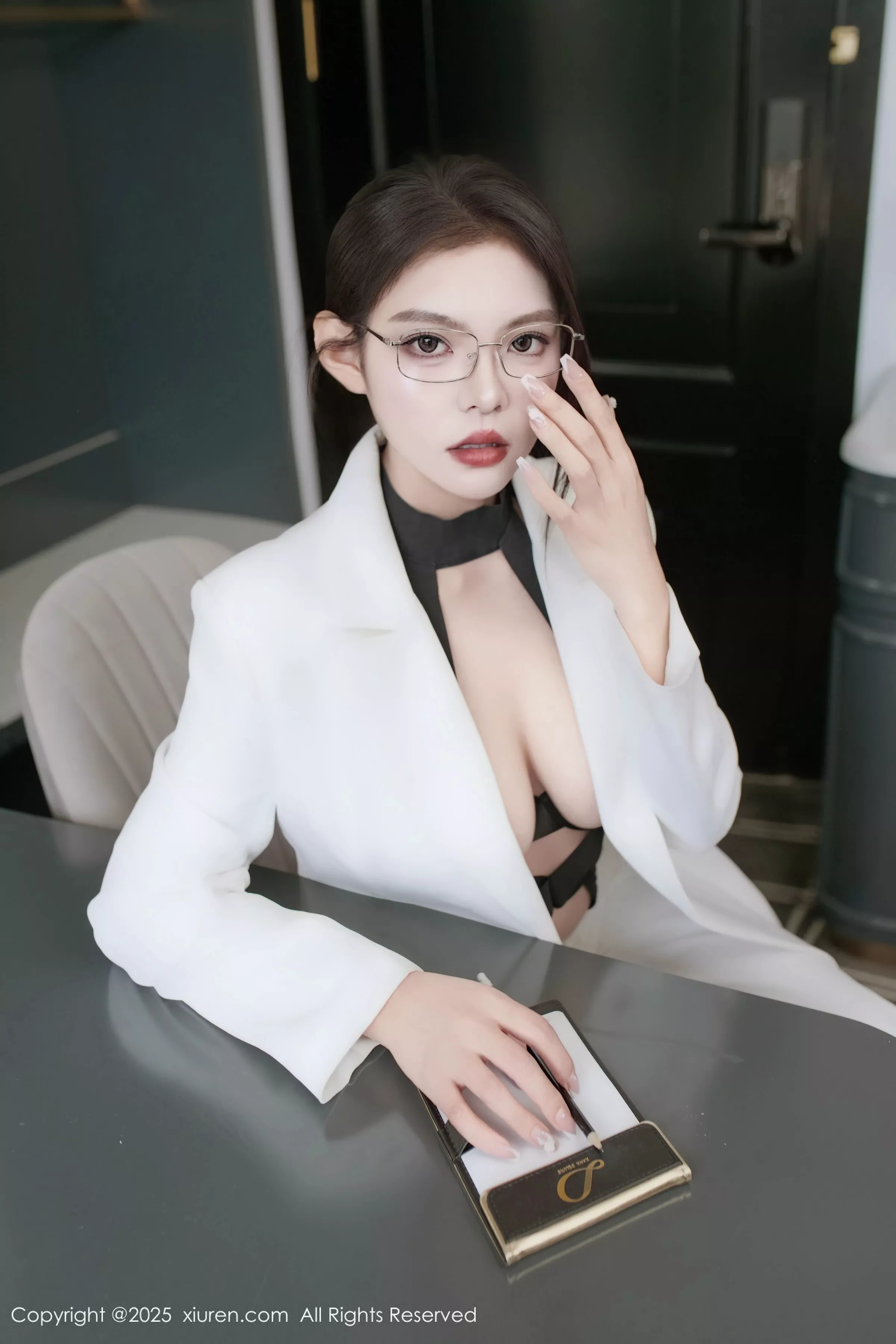 冬安白色西服露黑色情趣内衣配黑丝袜秀丰满身材绝美写真 第 12 张