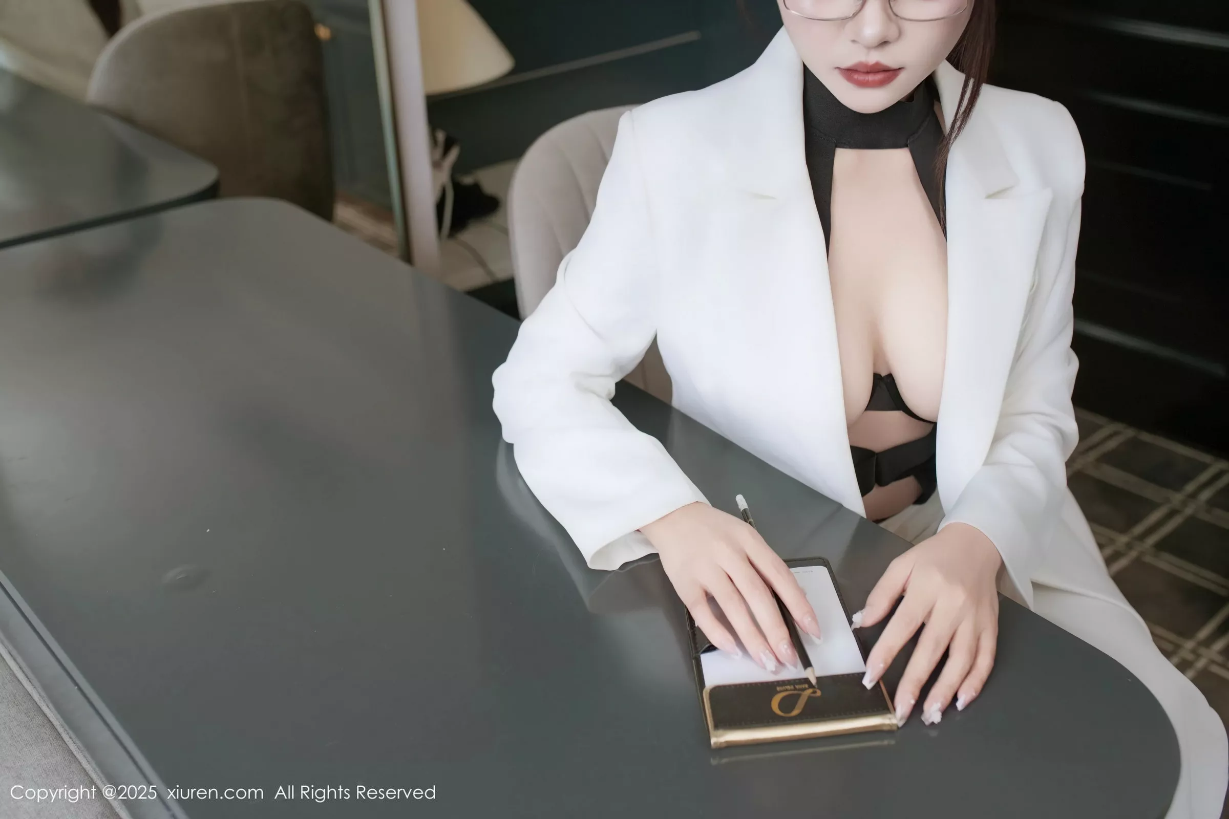 冬安白色西服露黑色情趣内衣配黑丝袜秀丰满身材绝美写真 第 14 张