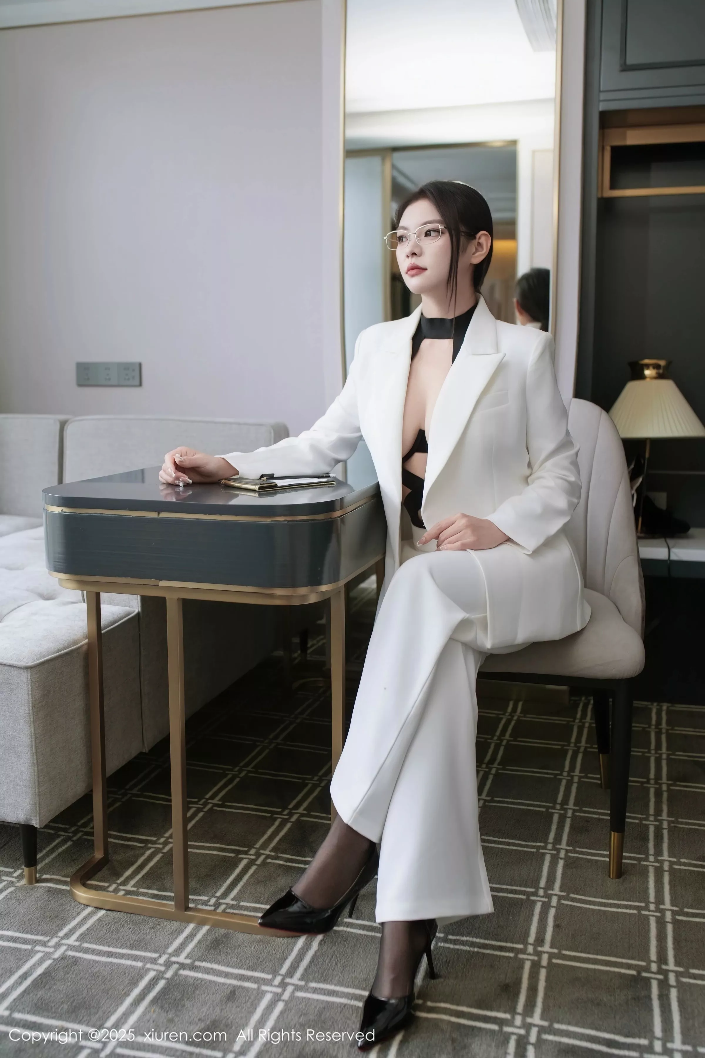冬安白色西服露黑色情趣内衣配黑丝袜秀丰满身材绝美写真 第 16 张