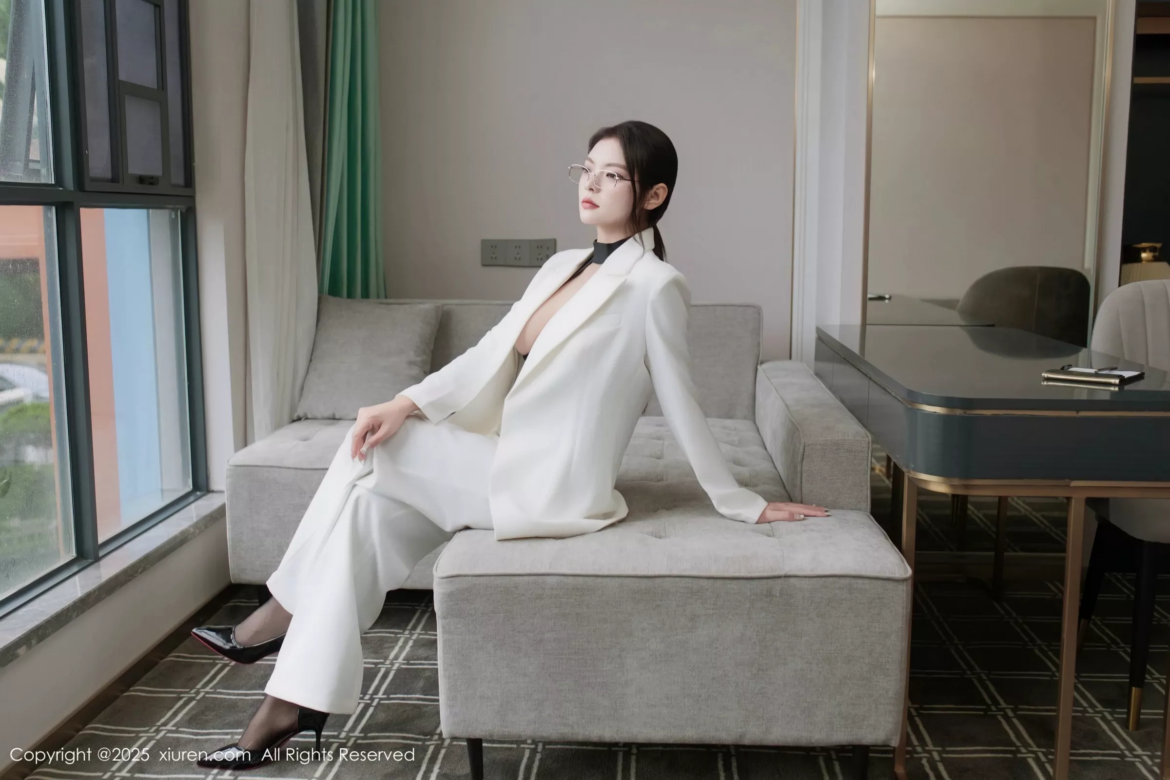 冬安白色西服露黑色情趣内衣配黑丝袜秀丰满身材绝美写真 第 17 张
