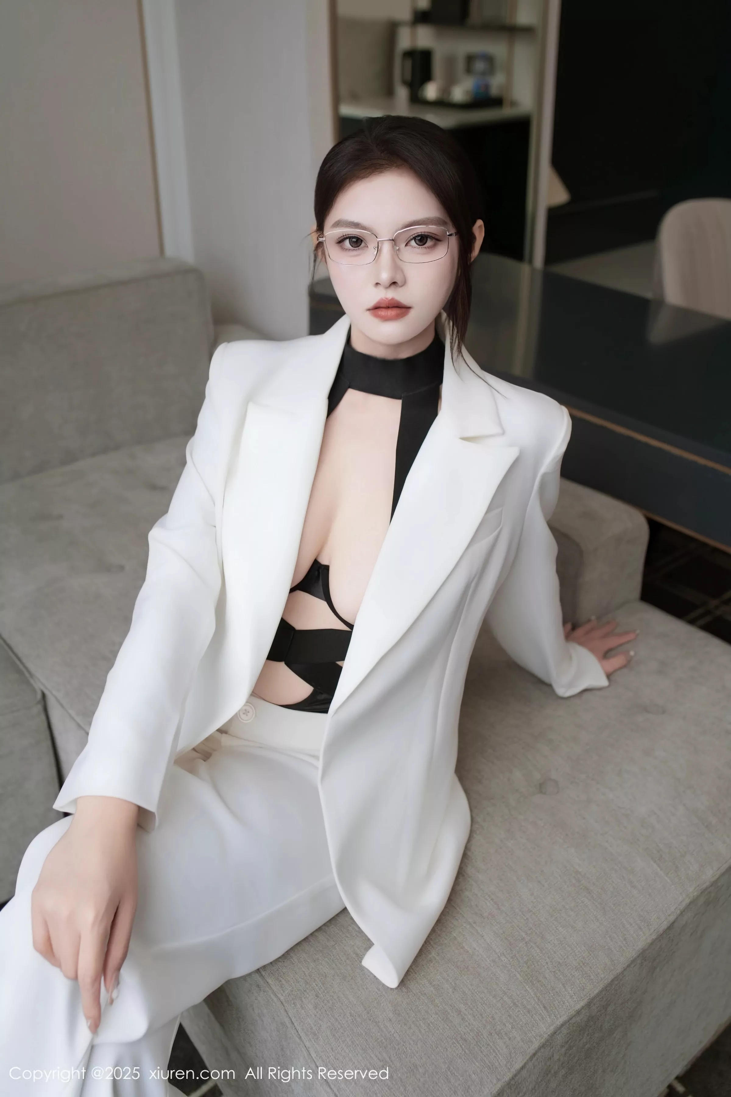 冬安白色西服露黑色情趣内衣配黑丝袜秀丰满身材绝美写真 第 19 张