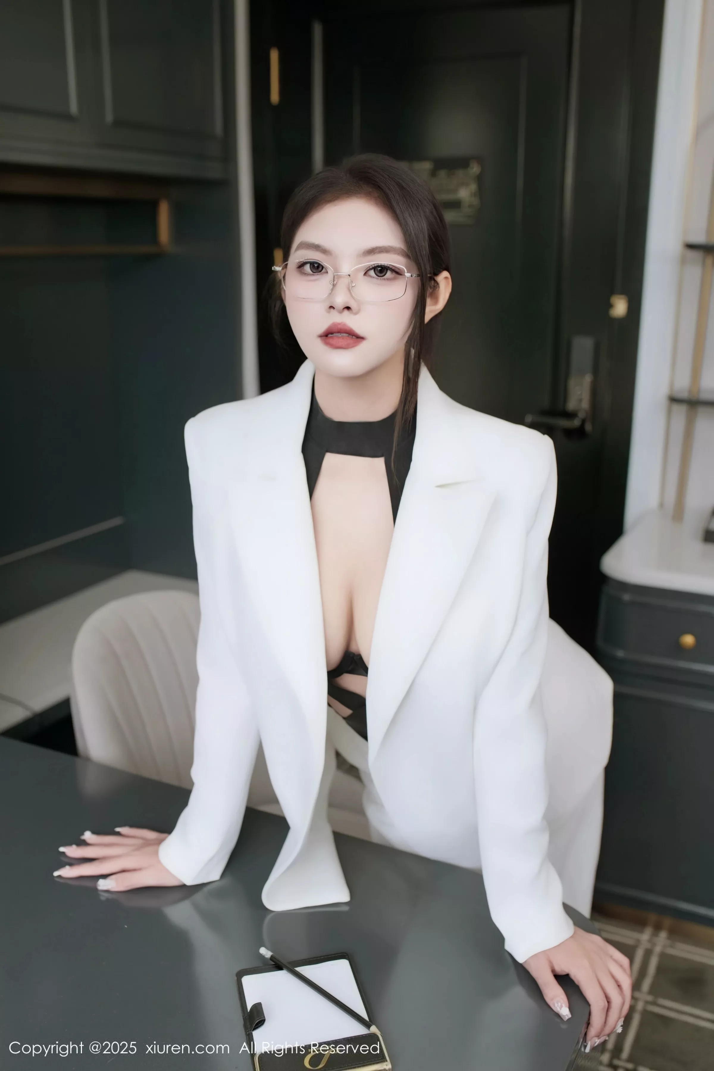 冬安白色西服露黑色情趣内衣配黑丝袜秀丰满身材绝美写真 第 22 张