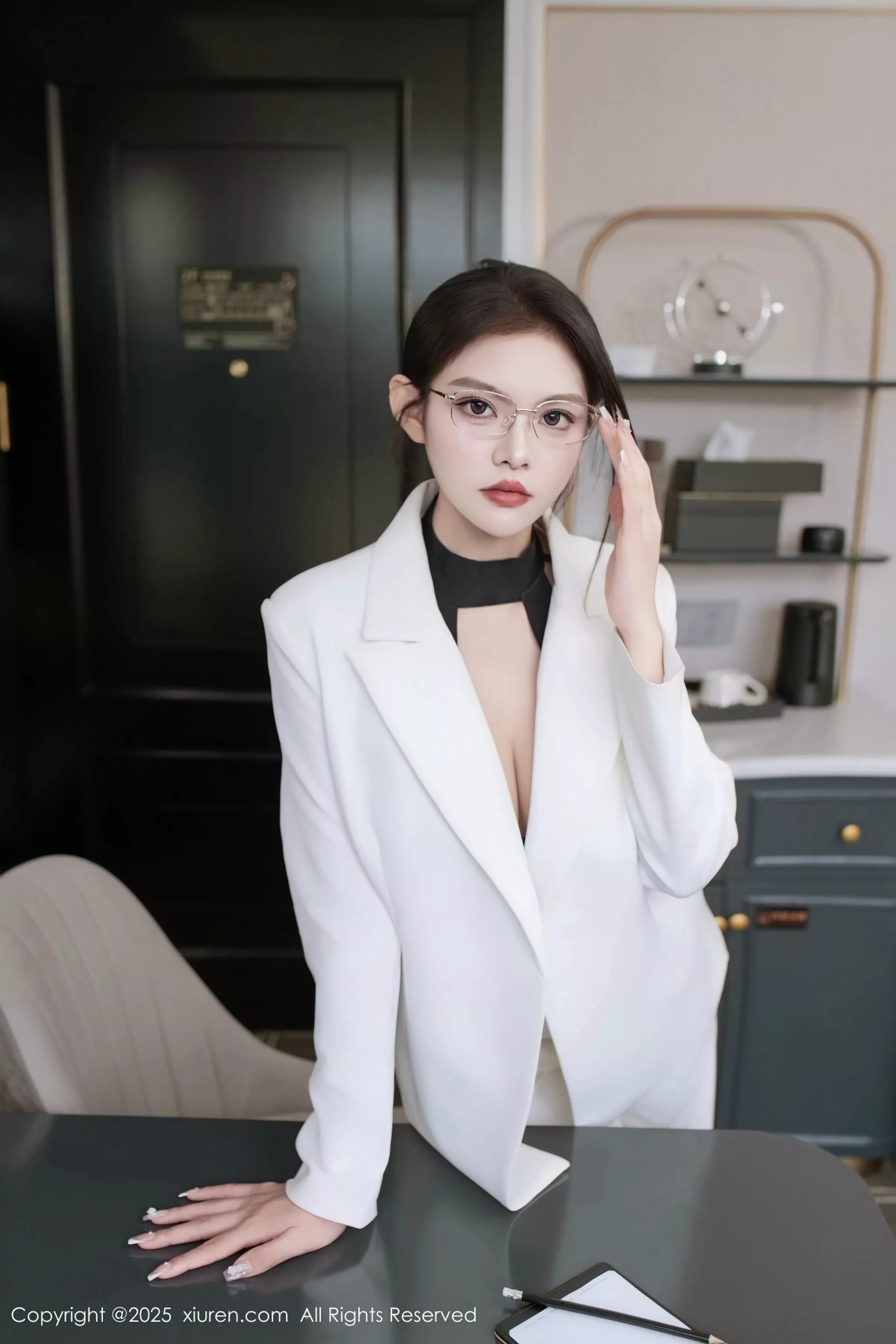 冬安白色西服露黑色情趣内衣配黑丝袜秀丰满身材绝美写真 第 24 张