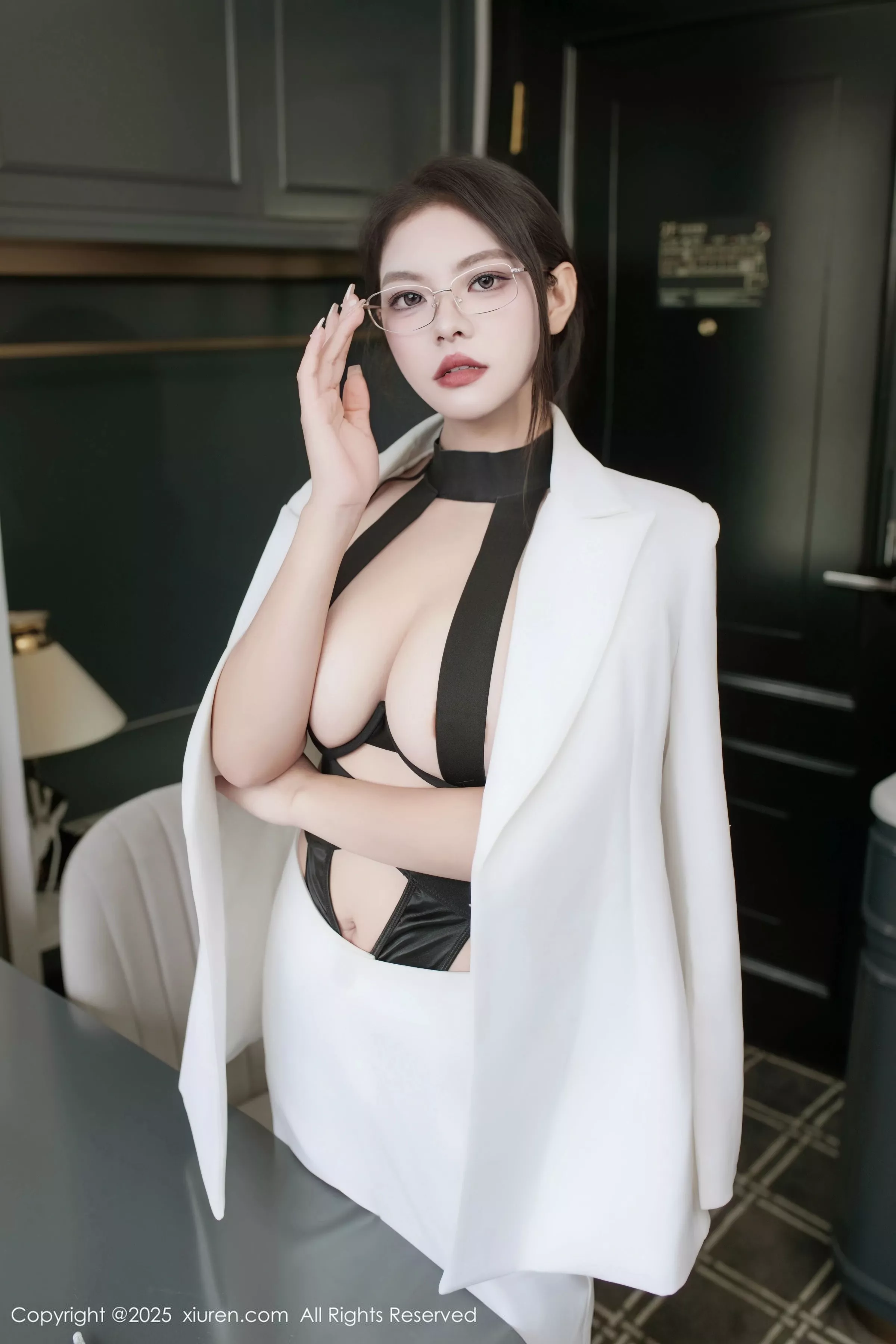 冬安白色西服露黑色情趣内衣配黑丝袜秀丰满身材绝美写真 第 25 张