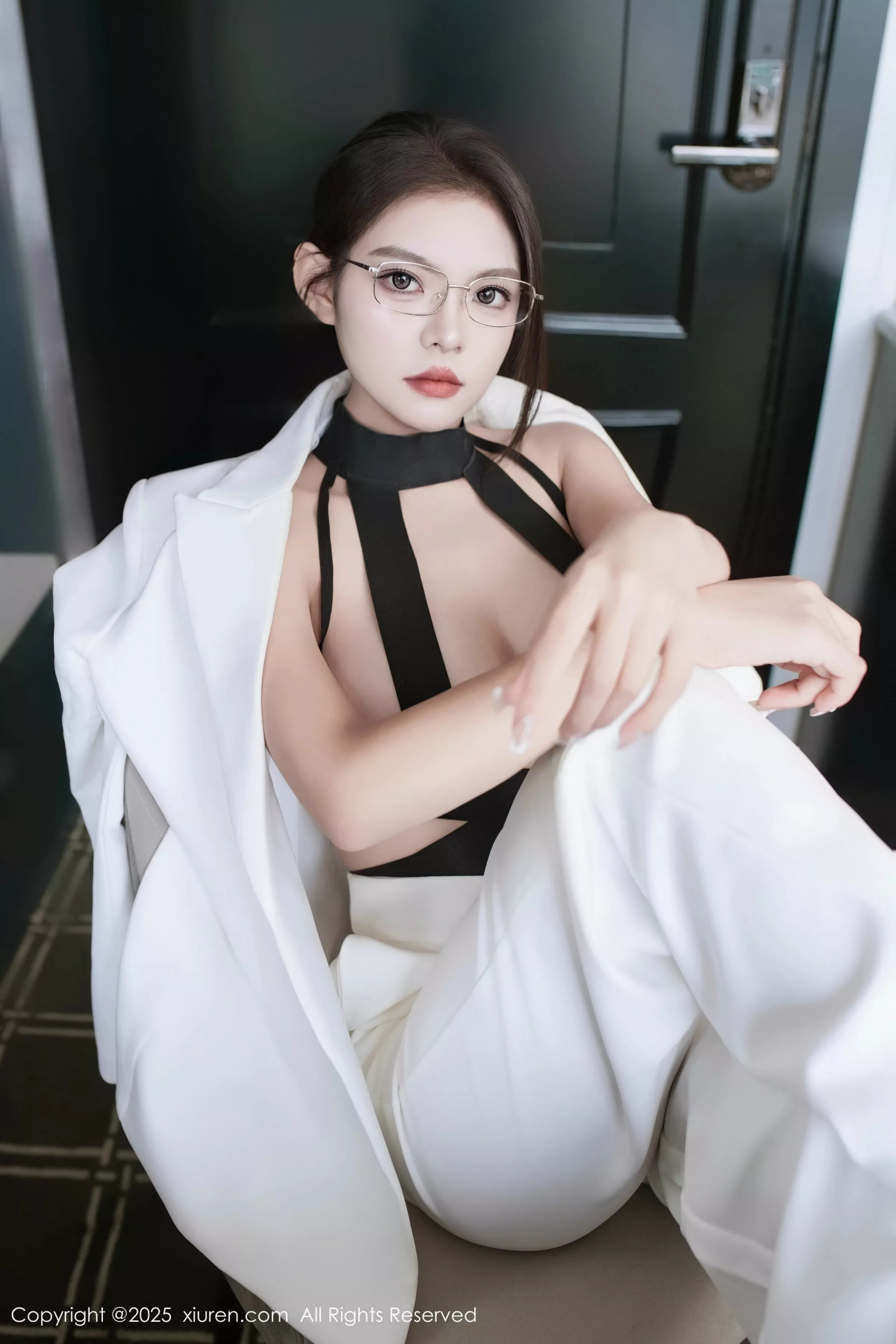 冬安白色西服露黑色情趣内衣配黑丝袜秀丰满身材绝美写真 第 35 张